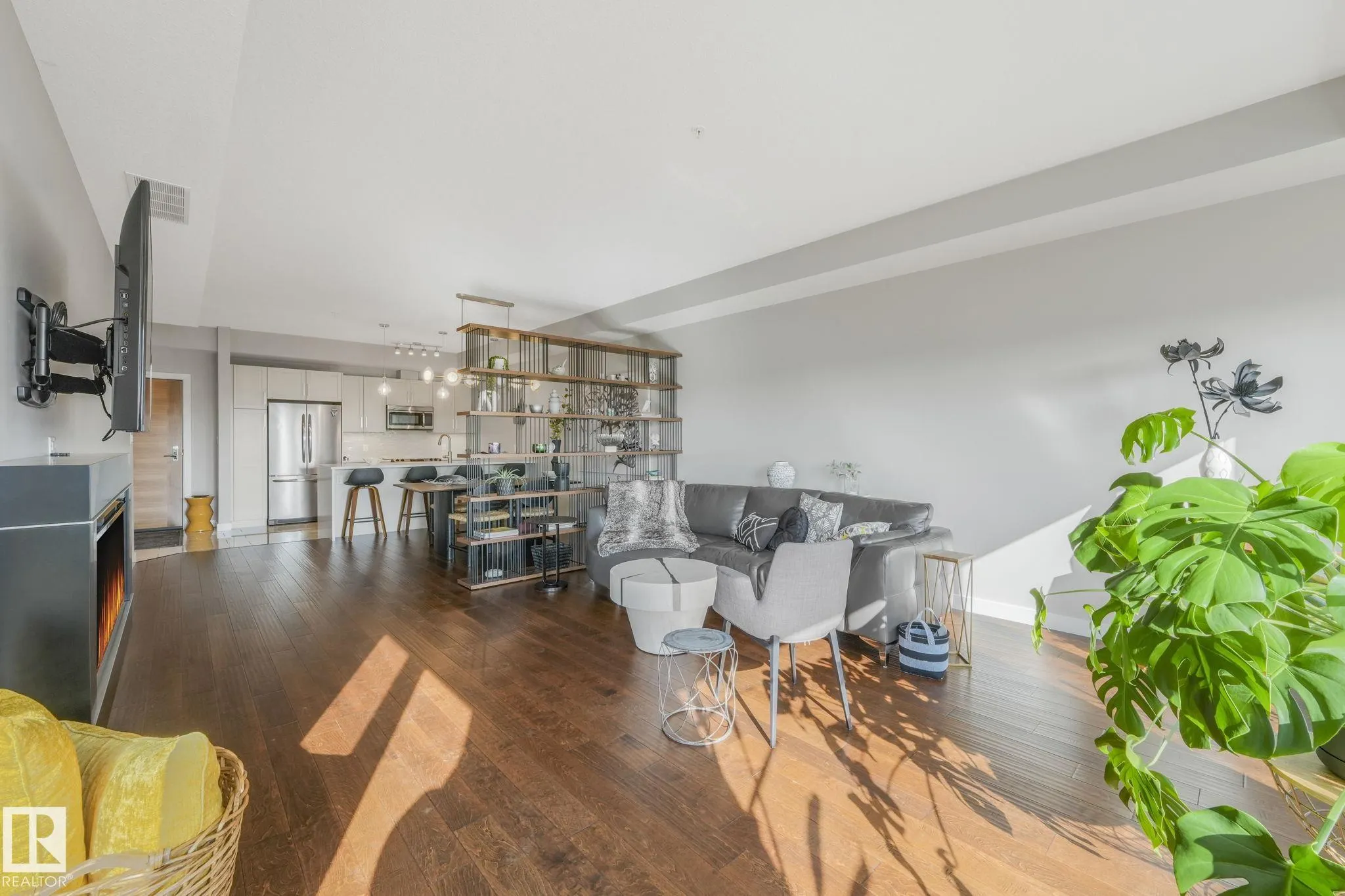 625 LEGER Way