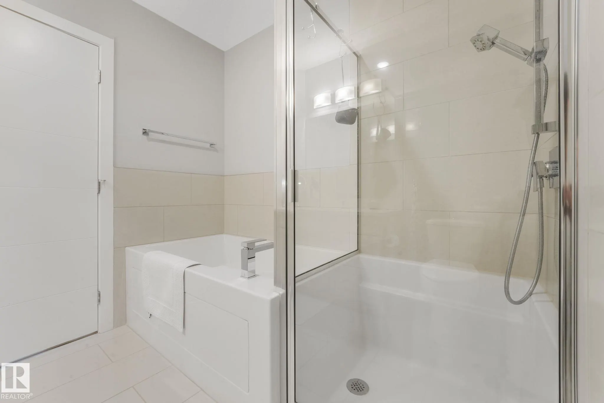 625 LEGER Way