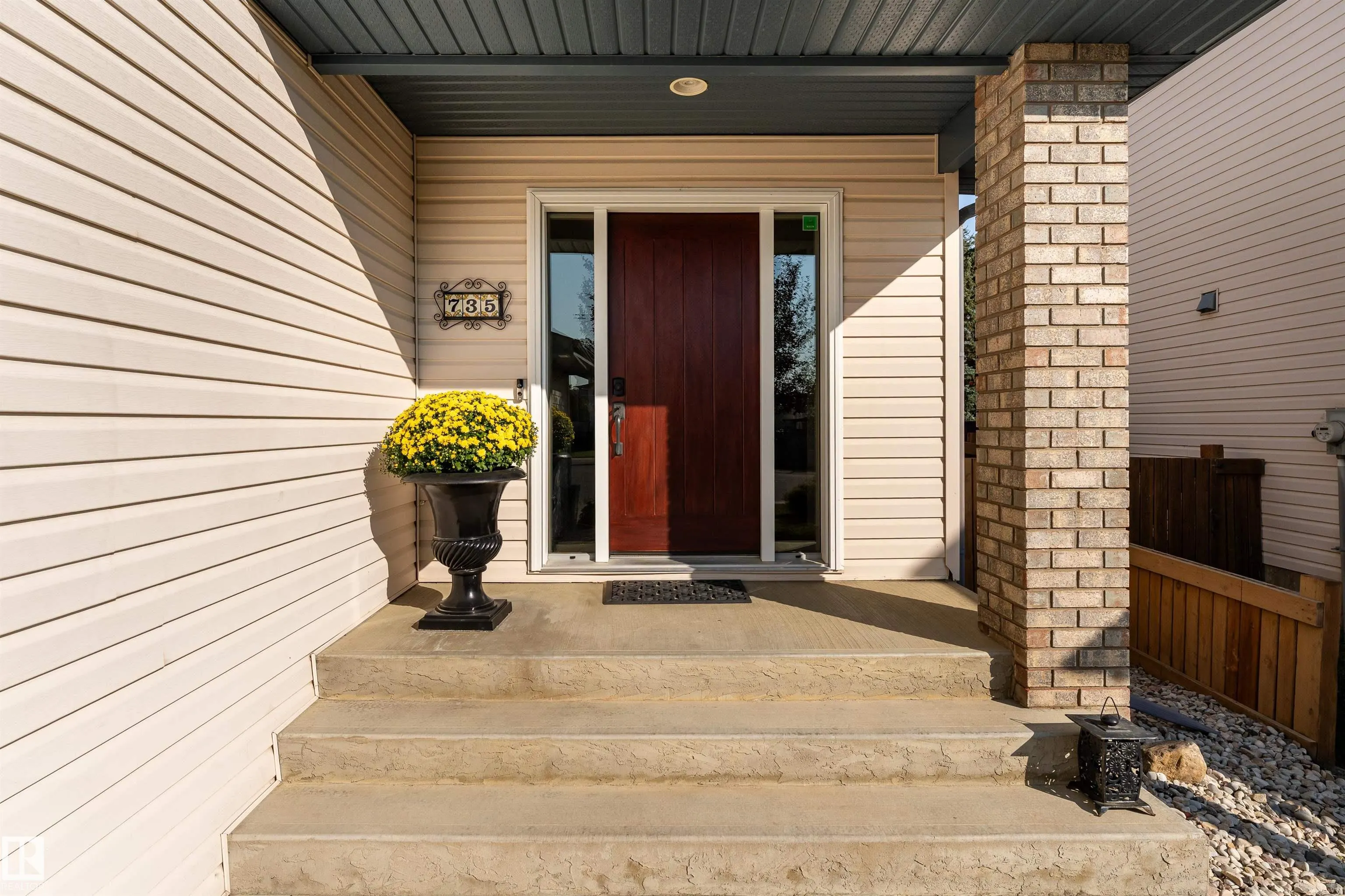 735 BALFOUR Close