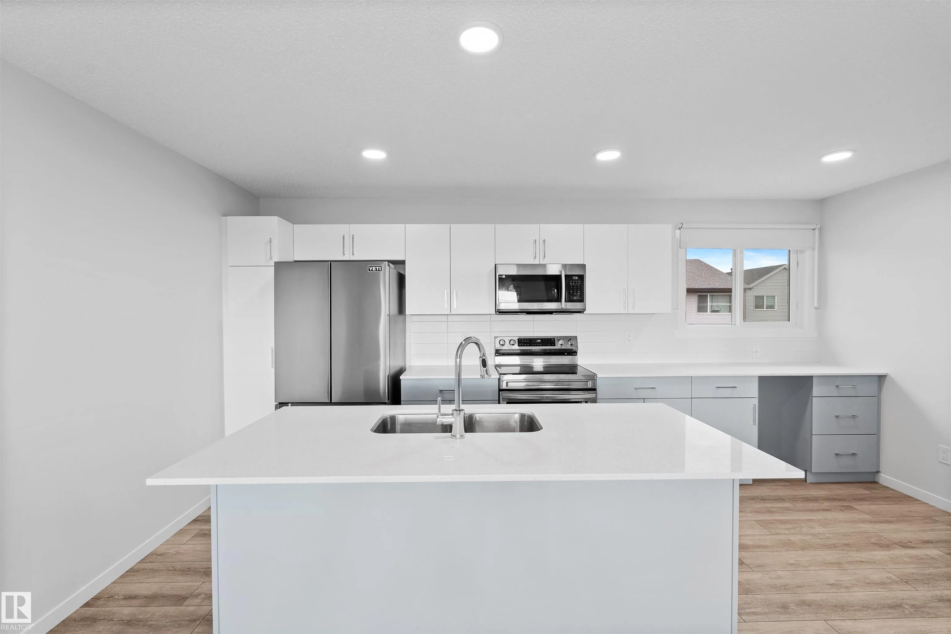 5030 RIVER'S EDGE Way