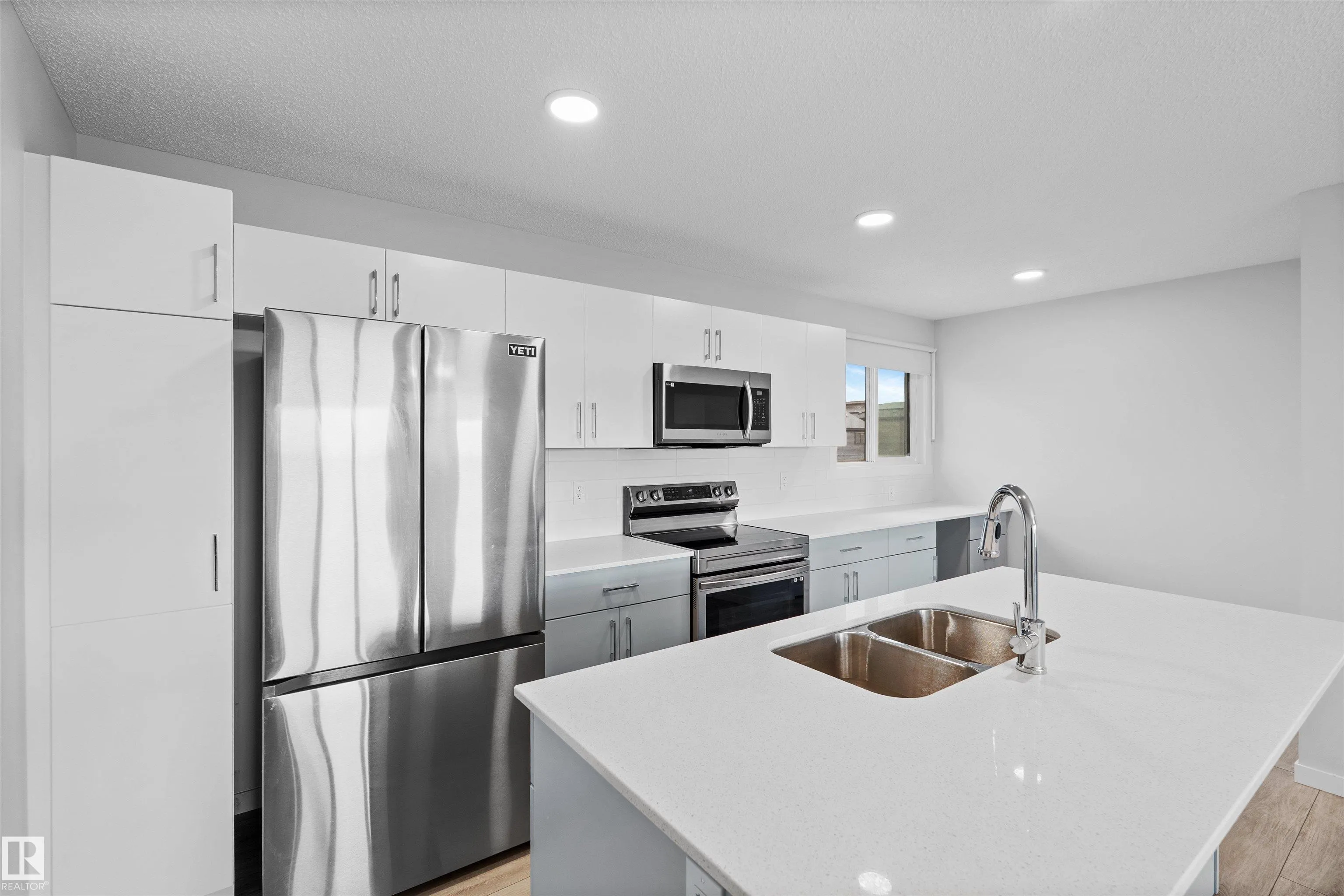 5030 RIVER'S EDGE Way
