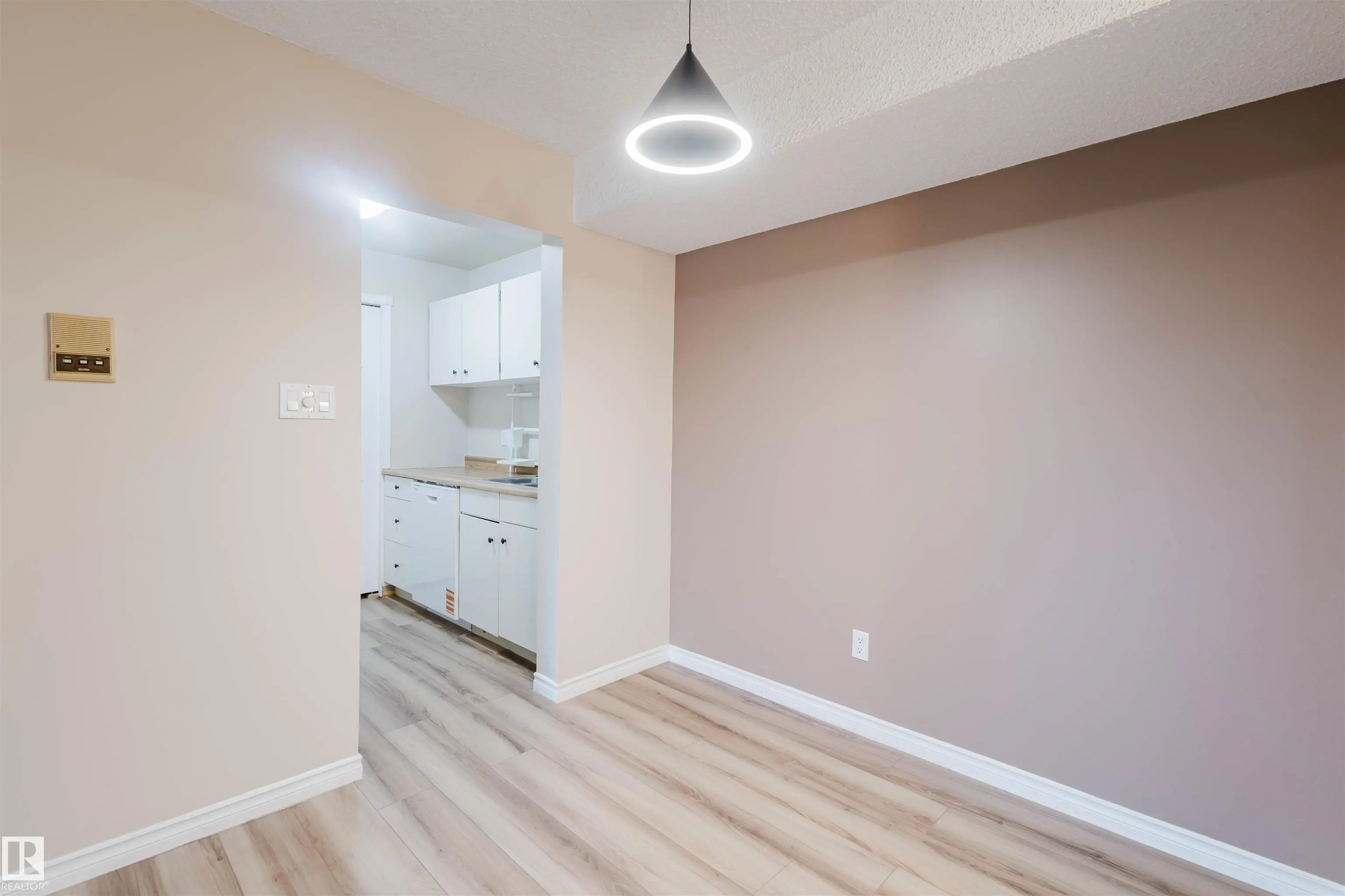 9044 TUDOR Glen