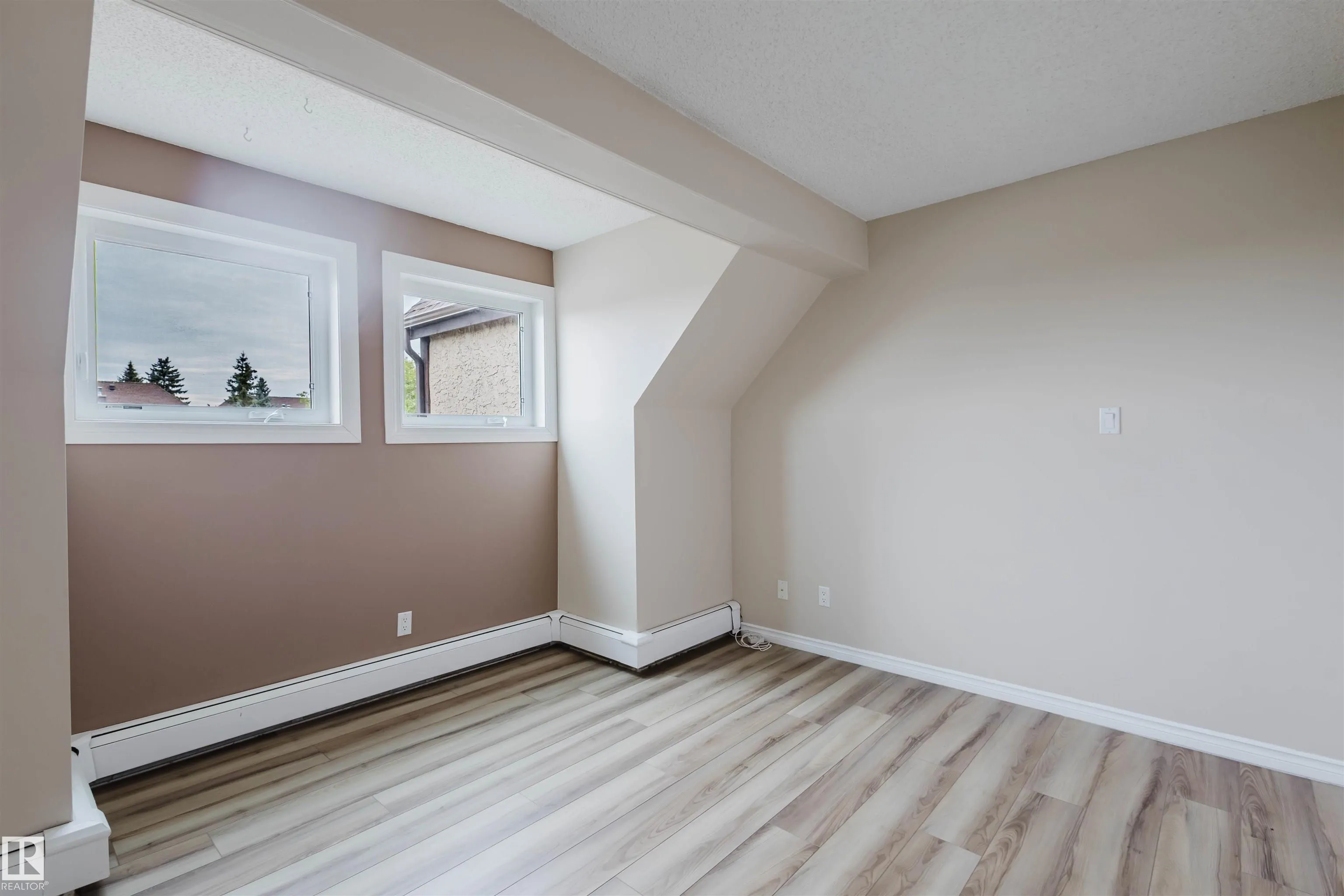 9044 TUDOR Glen
