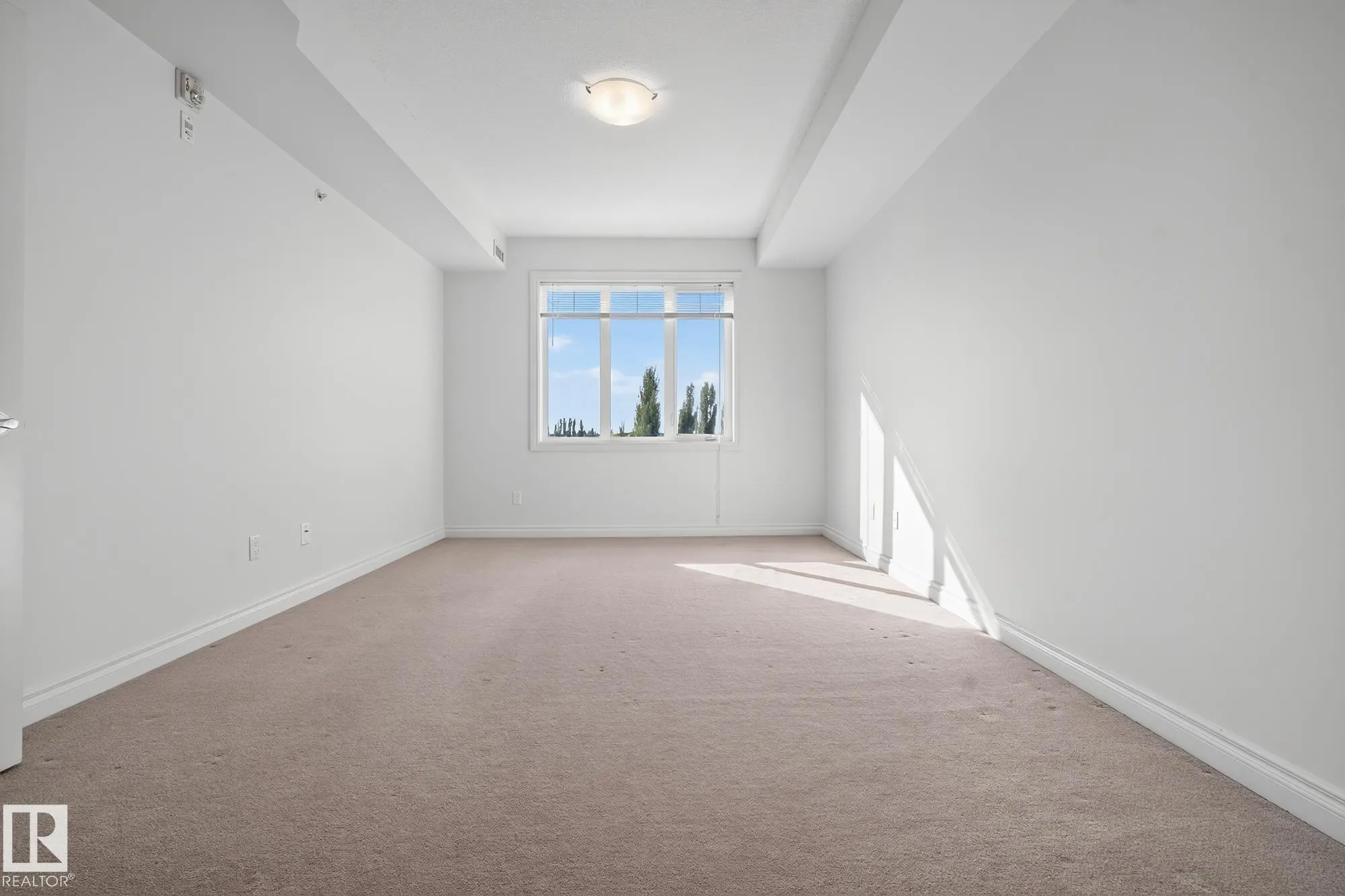 12408 15 Avenue