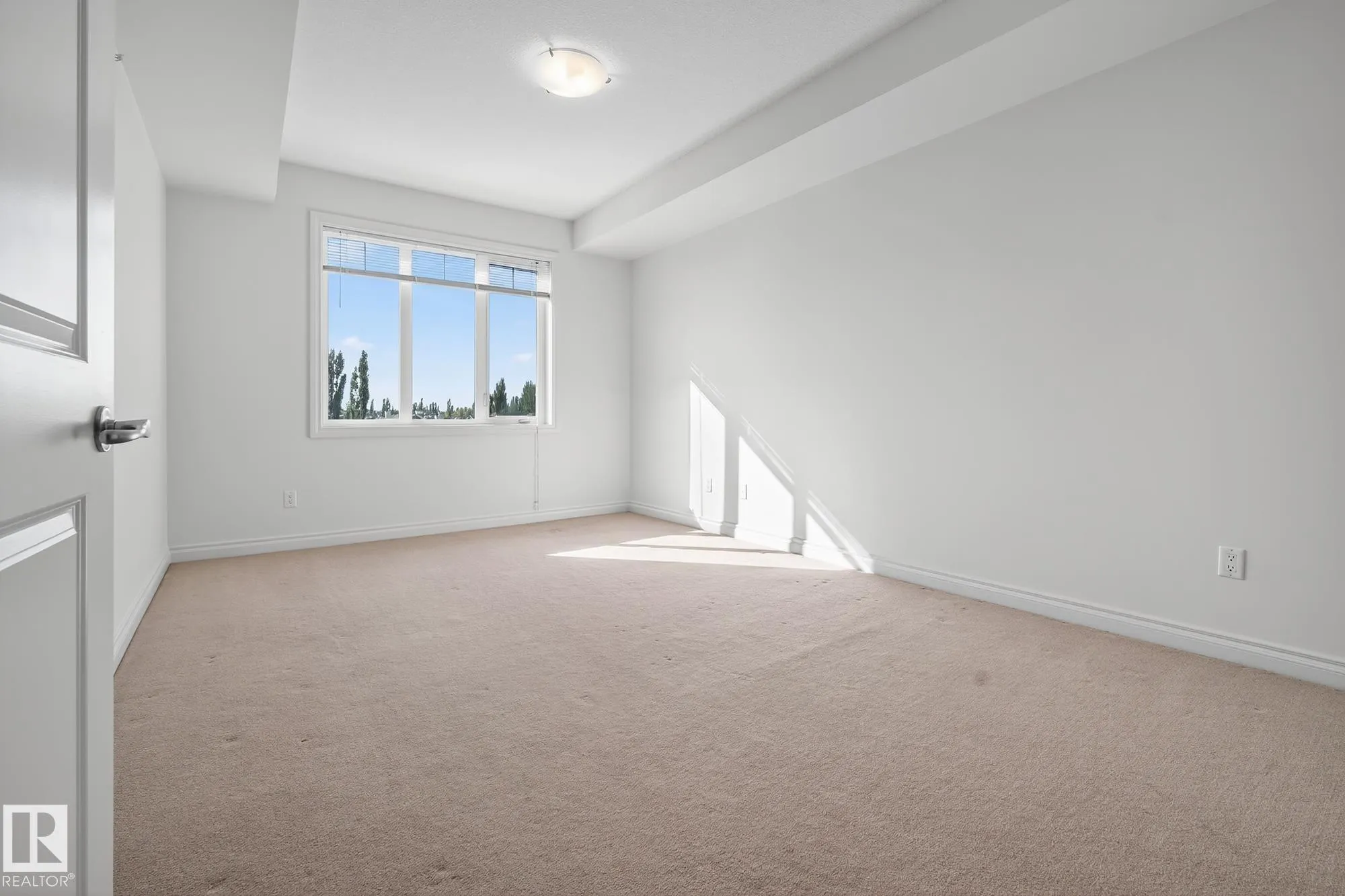 12408 15 Avenue