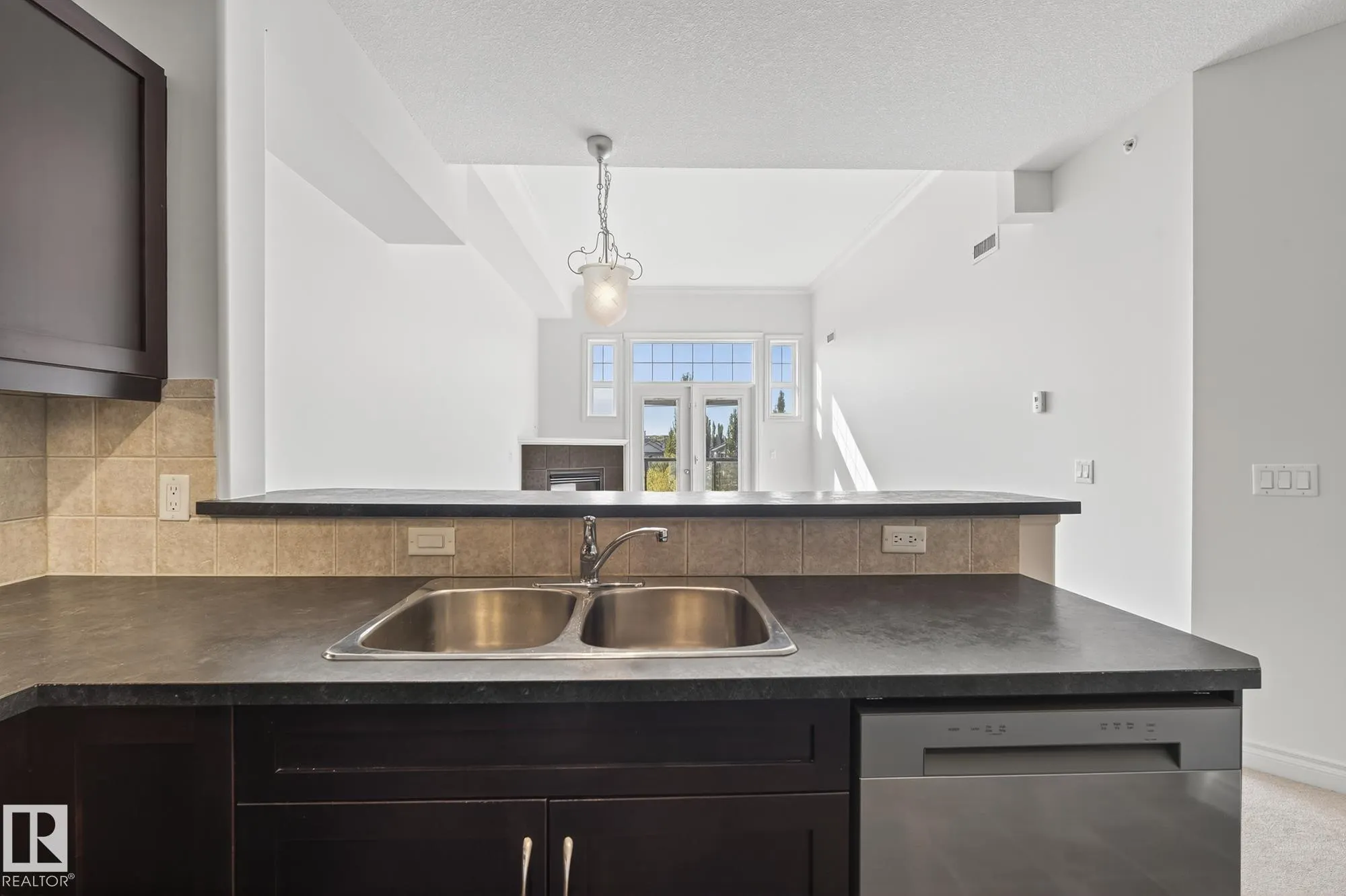 12408 15 Avenue
