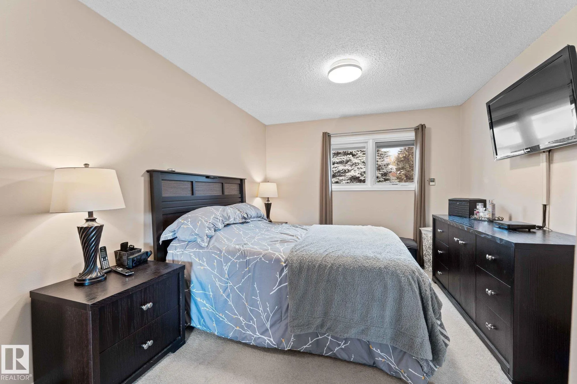 303 KNOTTWOOD Road