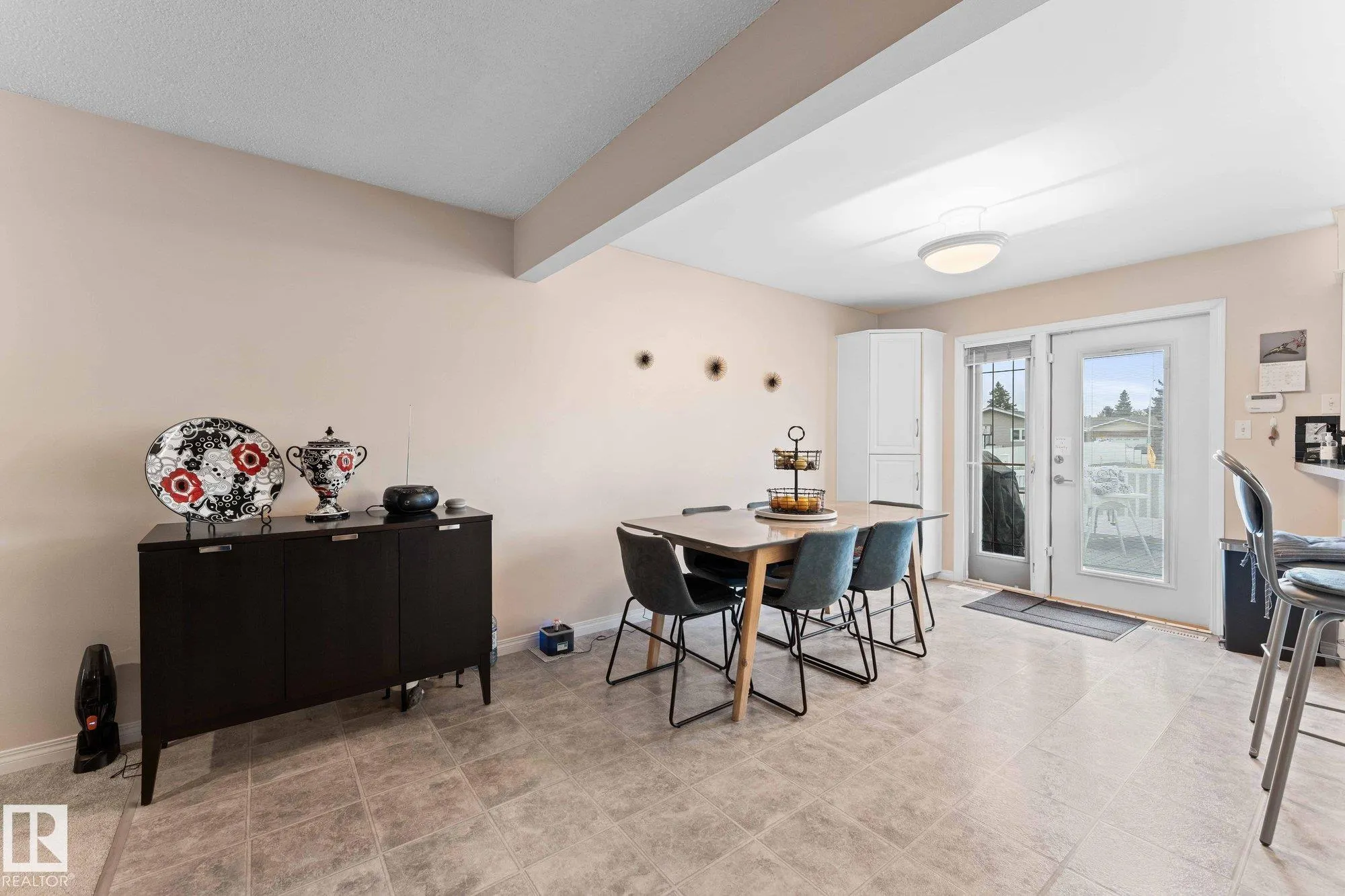 303 KNOTTWOOD Road