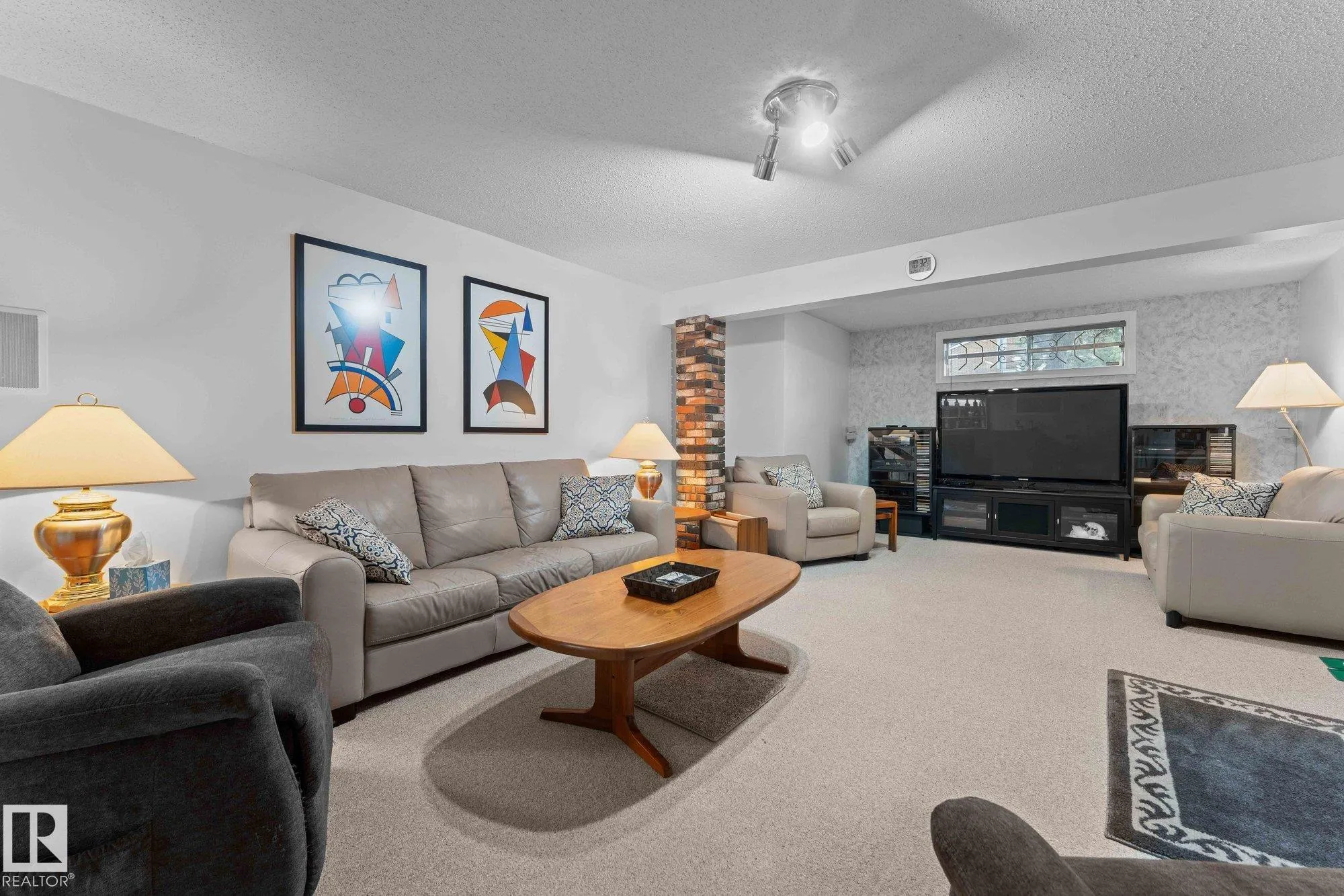 303 KNOTTWOOD Road