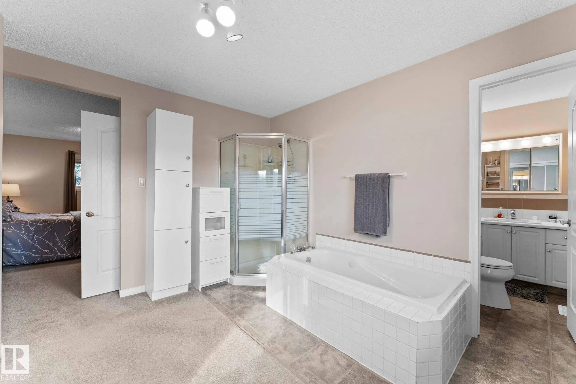 303 KNOTTWOOD Road
