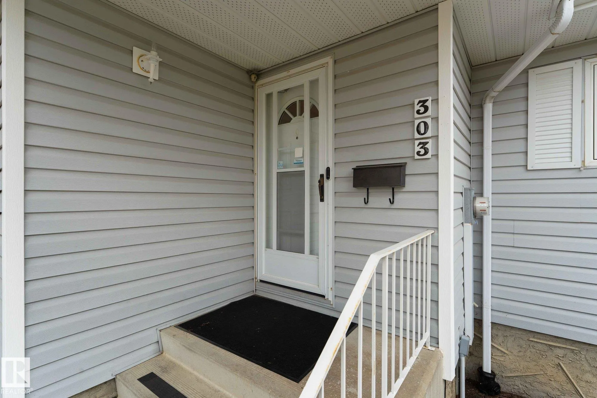 303 KNOTTWOOD Road
