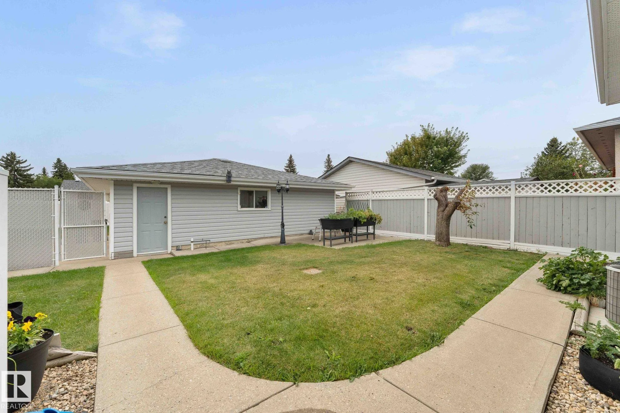 303 KNOTTWOOD Road