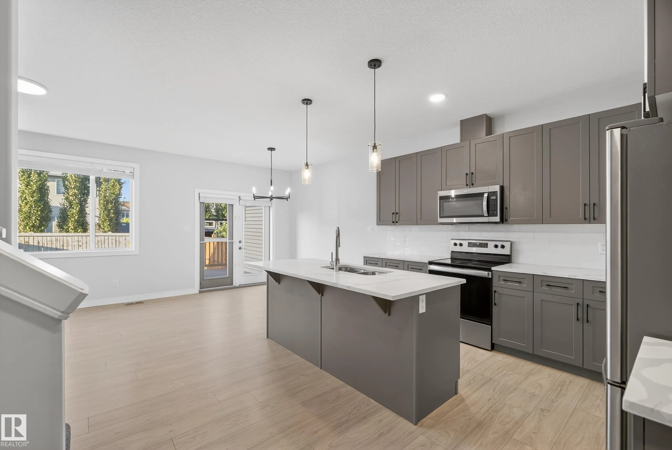84 MEADOWLAND Crescent