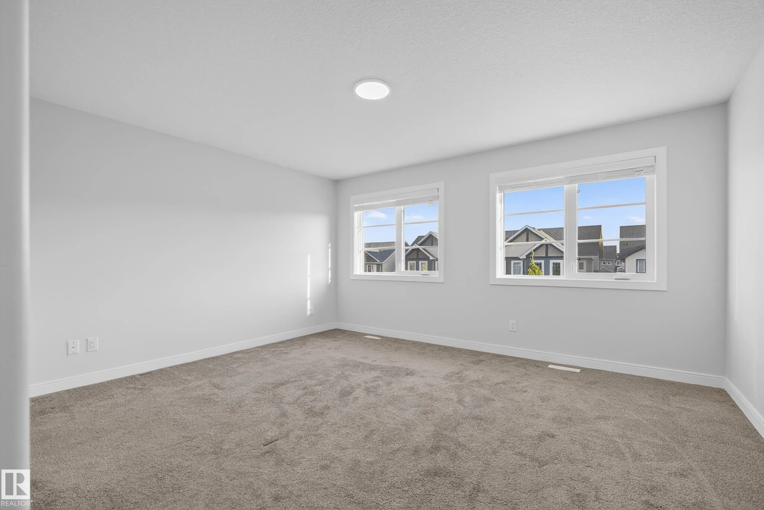 84 MEADOWLAND Crescent
