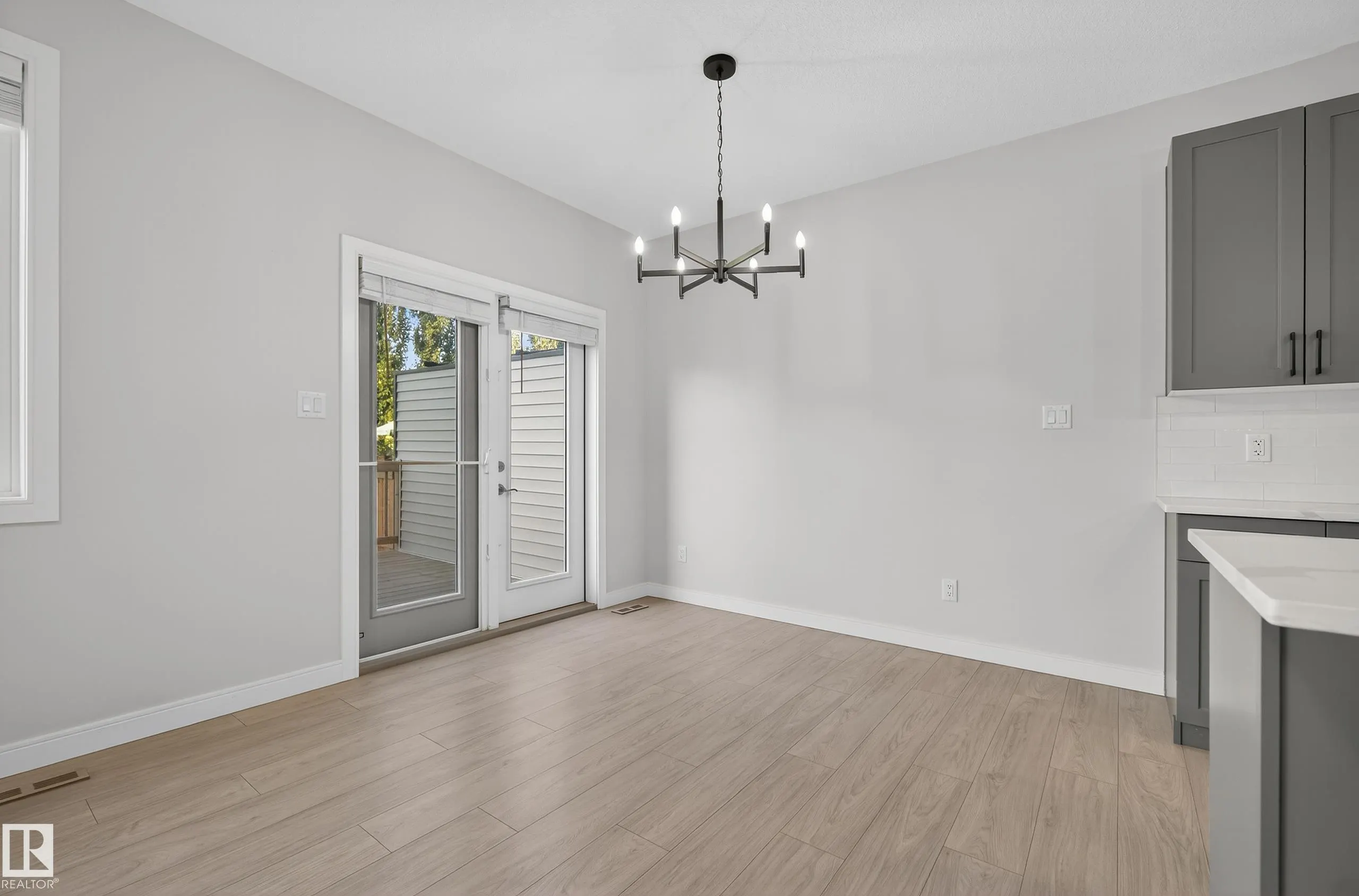 84 MEADOWLAND Crescent