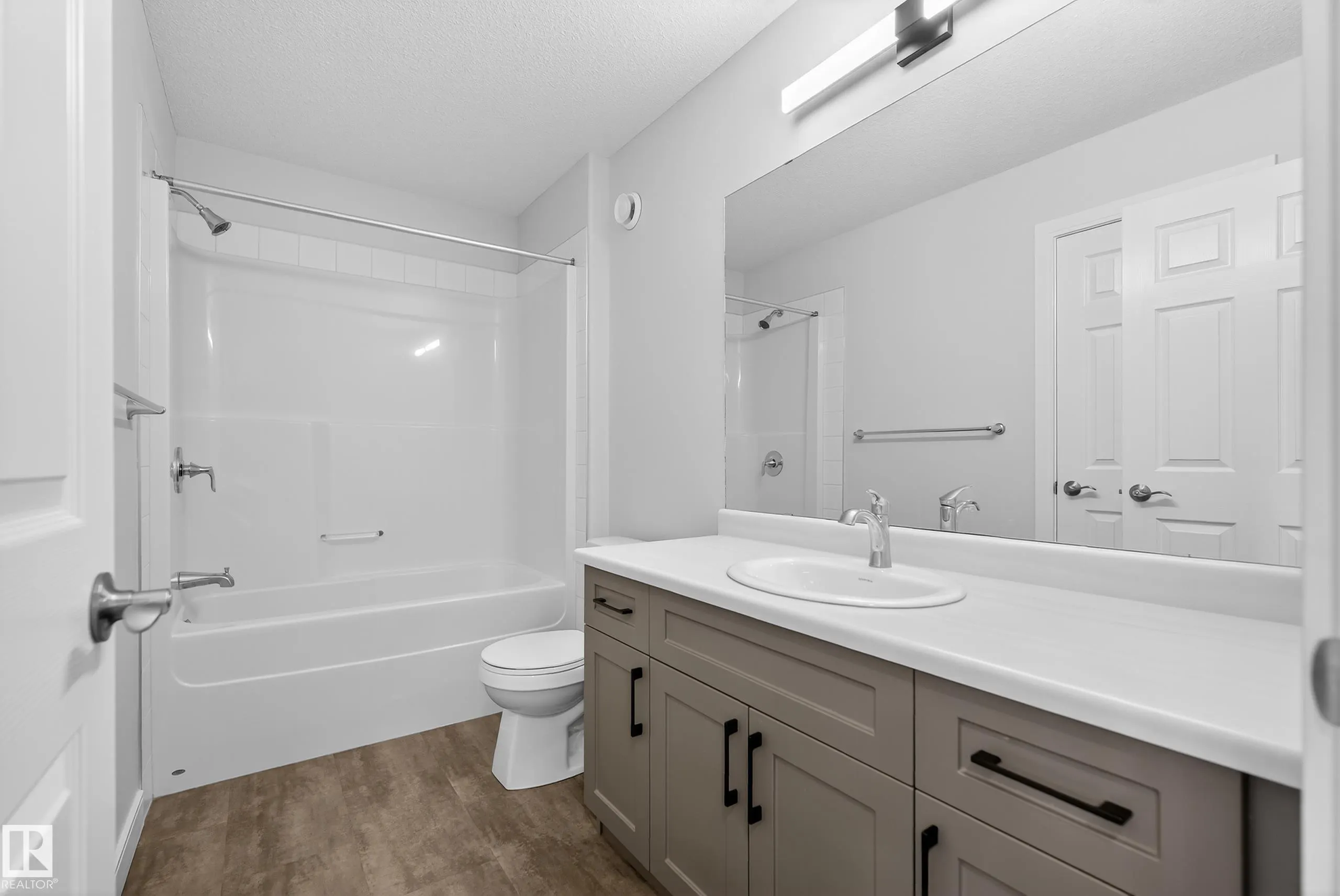 84 MEADOWLAND Crescent