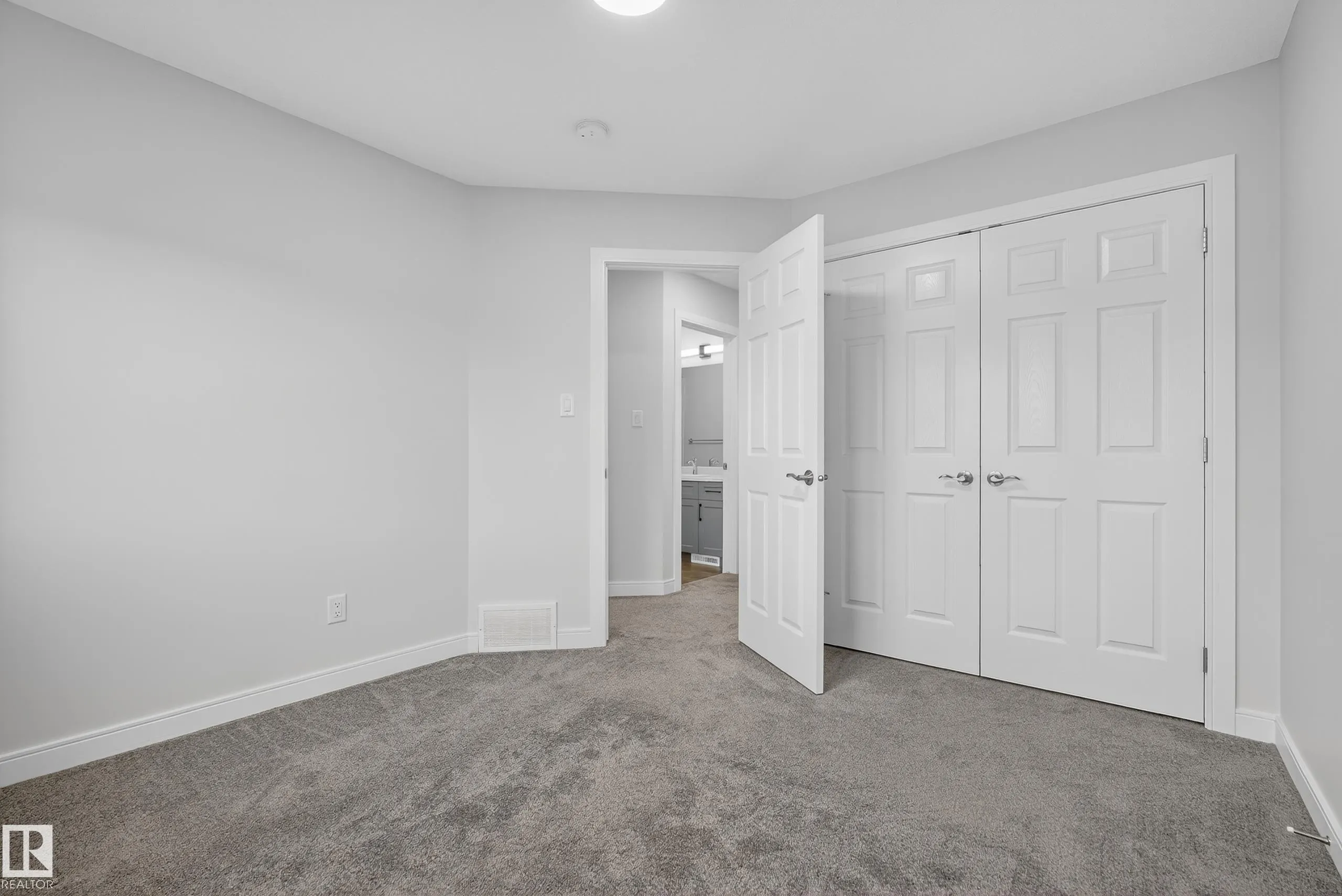 84 MEADOWLAND Crescent