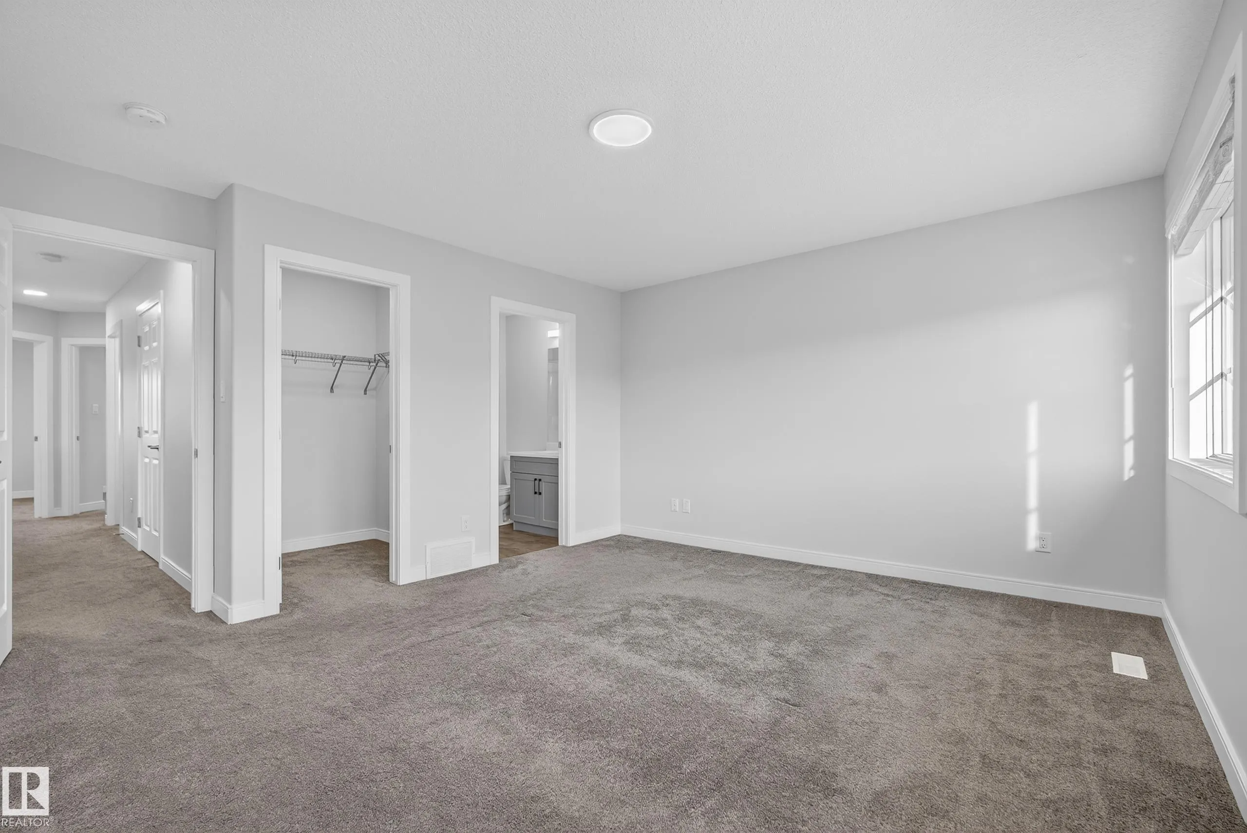84 MEADOWLAND Crescent