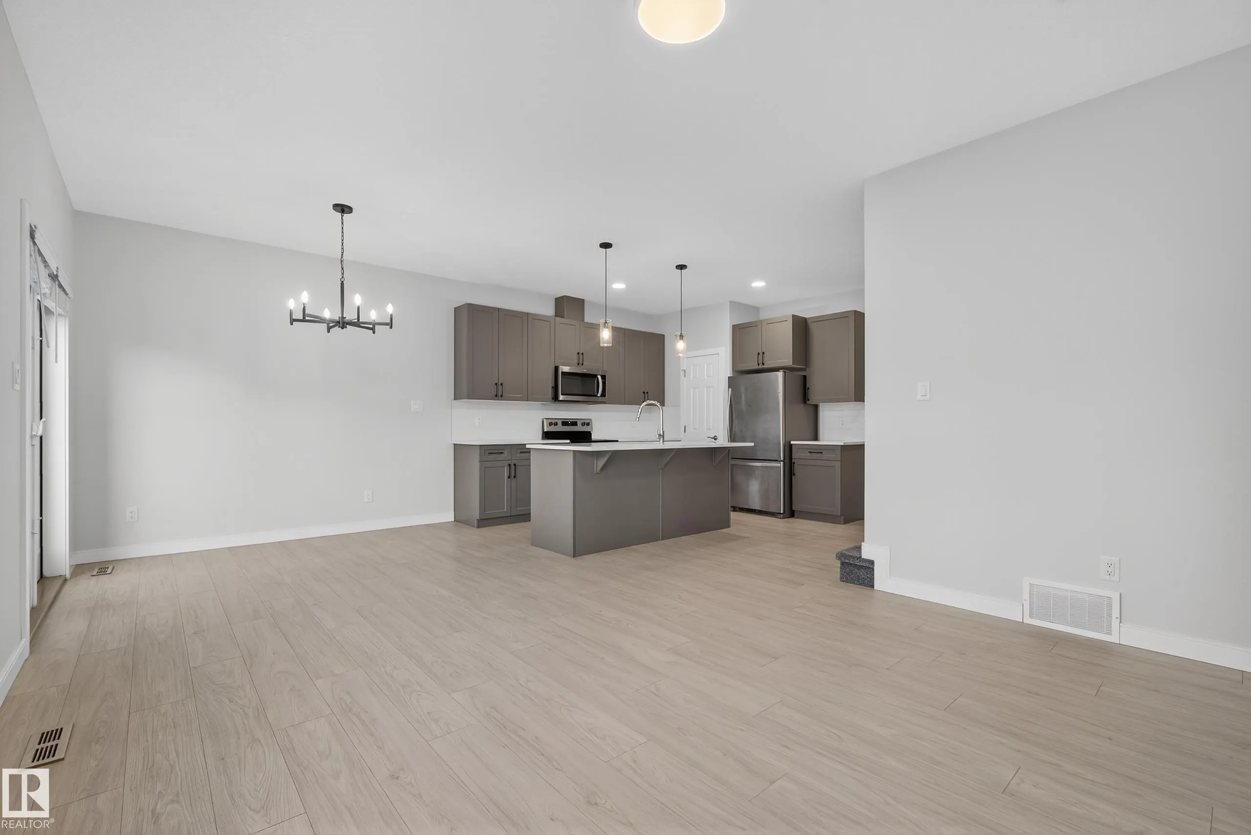 84 MEADOWLAND Crescent