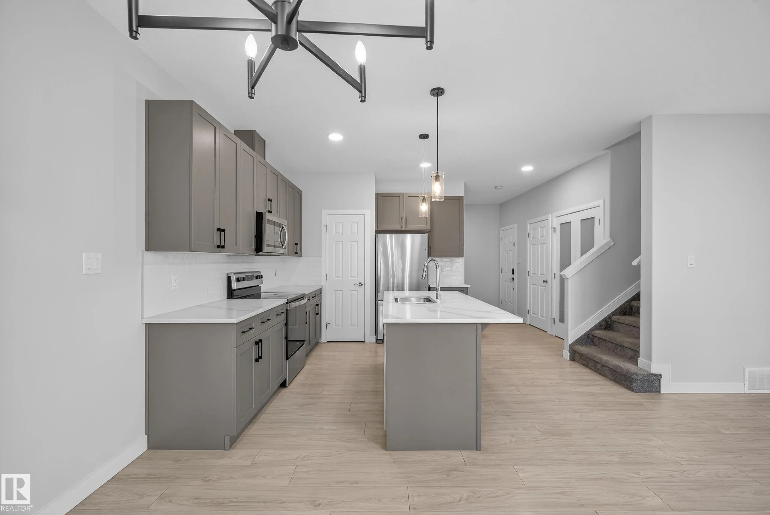 84 MEADOWLAND Crescent