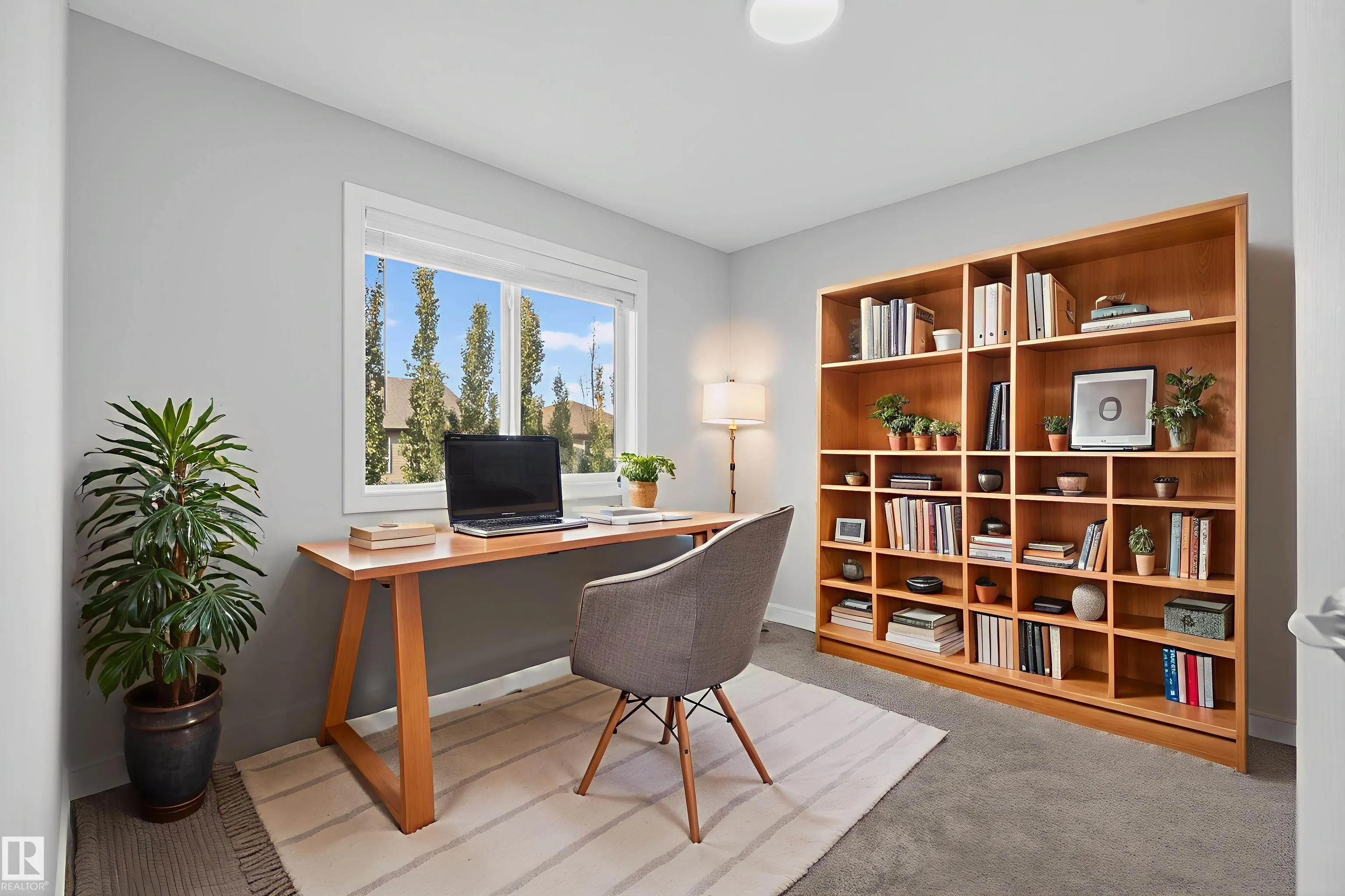 84 MEADOWLAND Crescent
