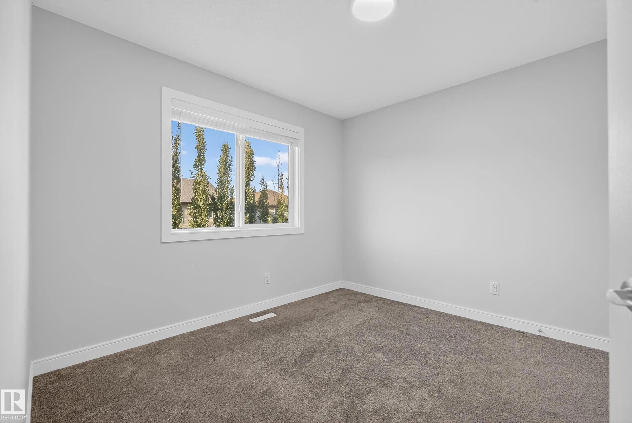 84 MEADOWLAND Crescent