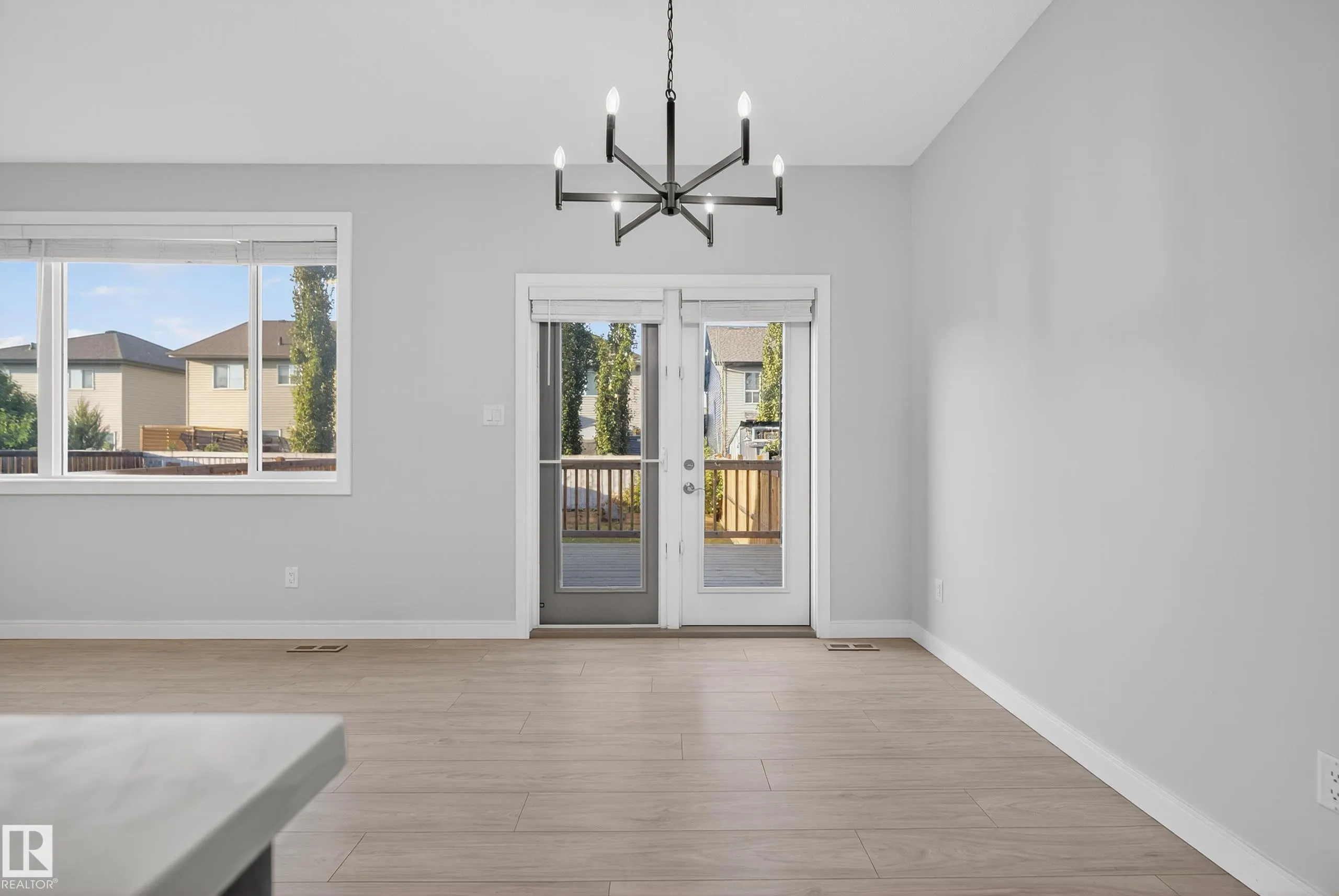 84 MEADOWLAND Crescent
