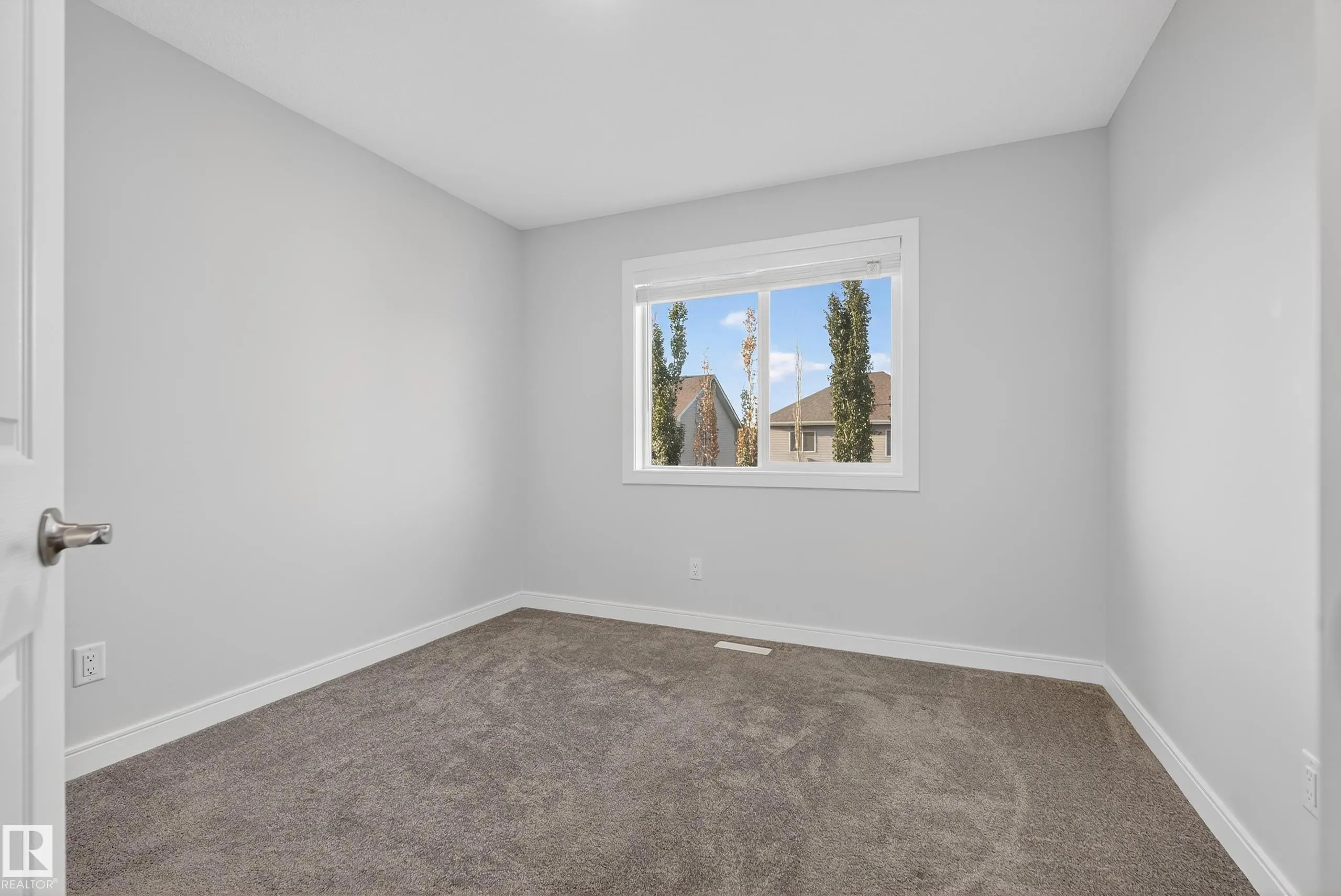 84 MEADOWLAND Crescent