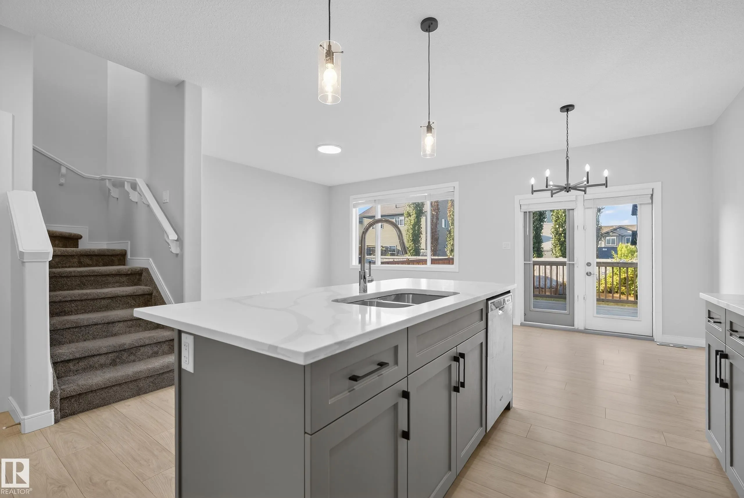 84 MEADOWLAND Crescent