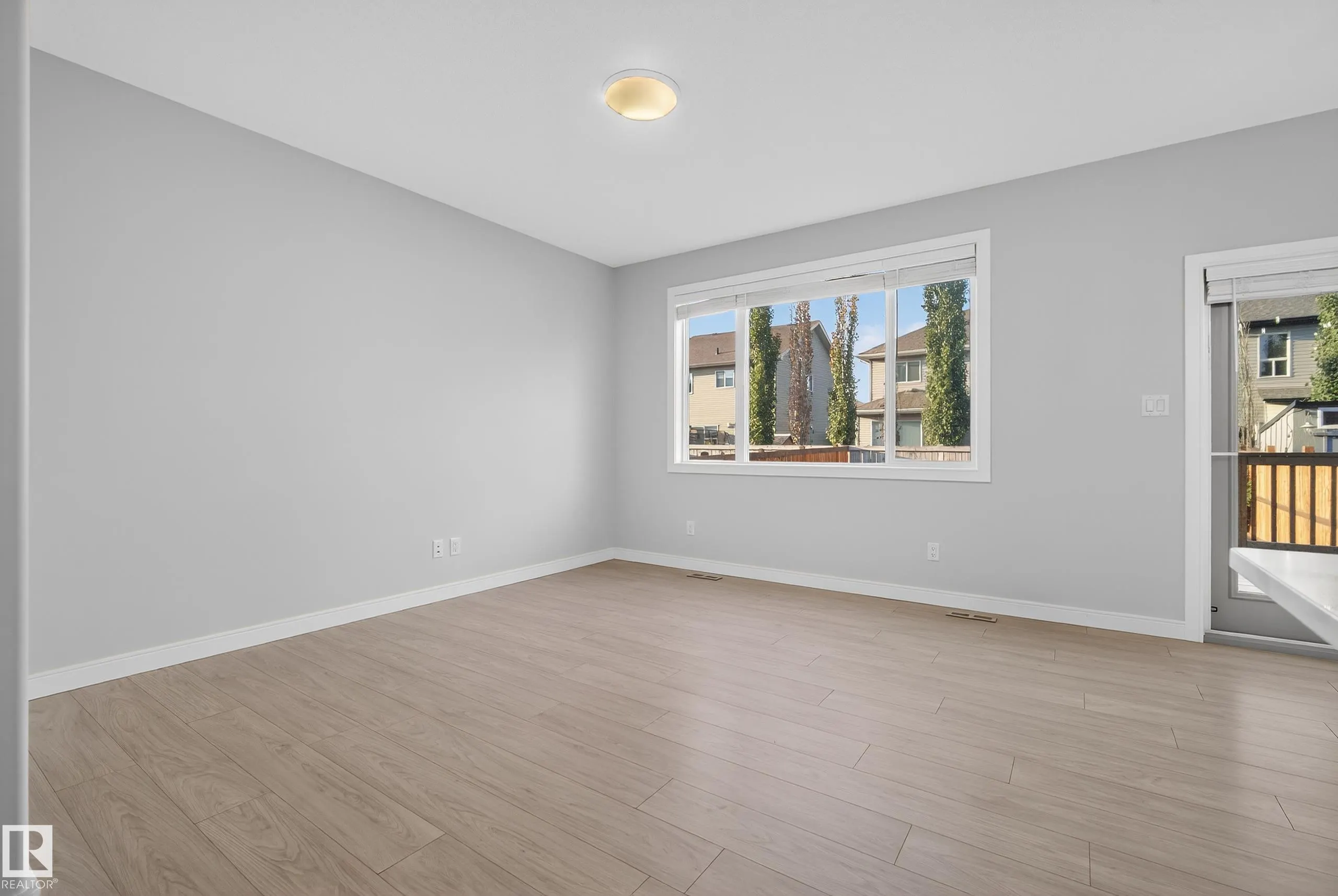 84 MEADOWLAND Crescent
