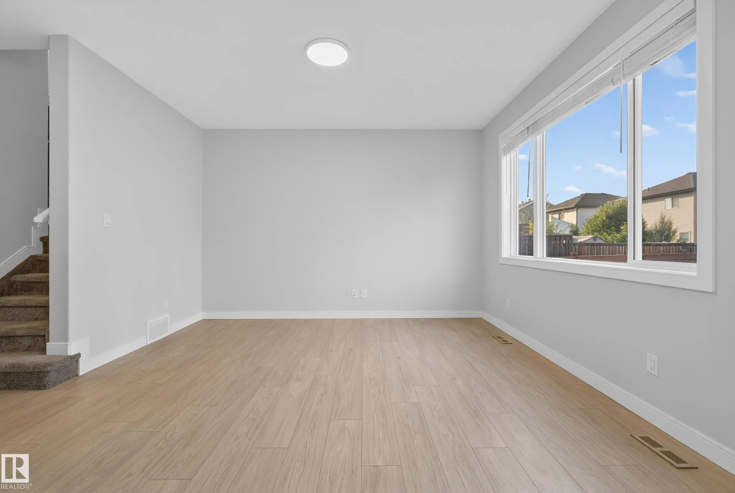 84 MEADOWLAND Crescent