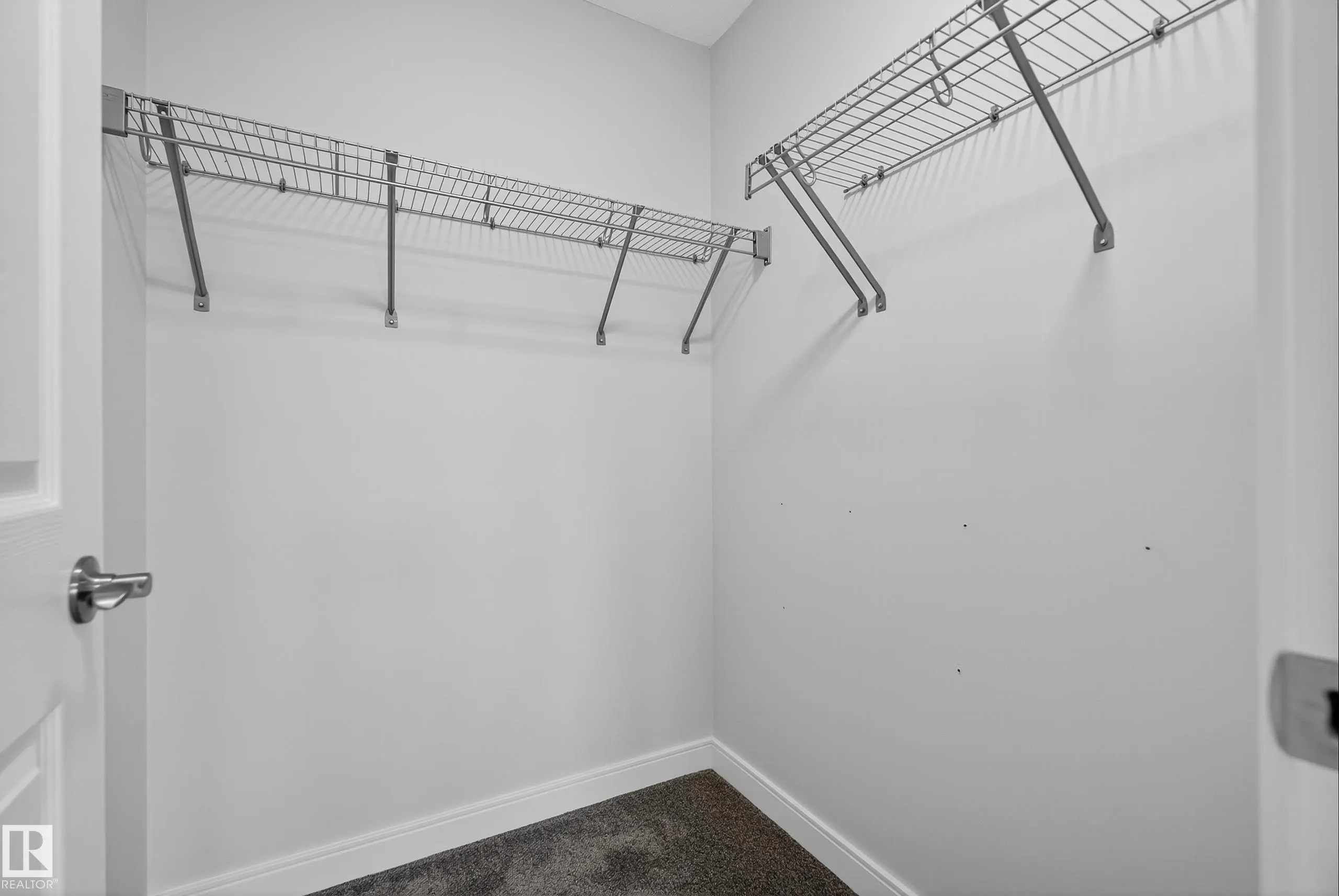 84 MEADOWLAND Crescent