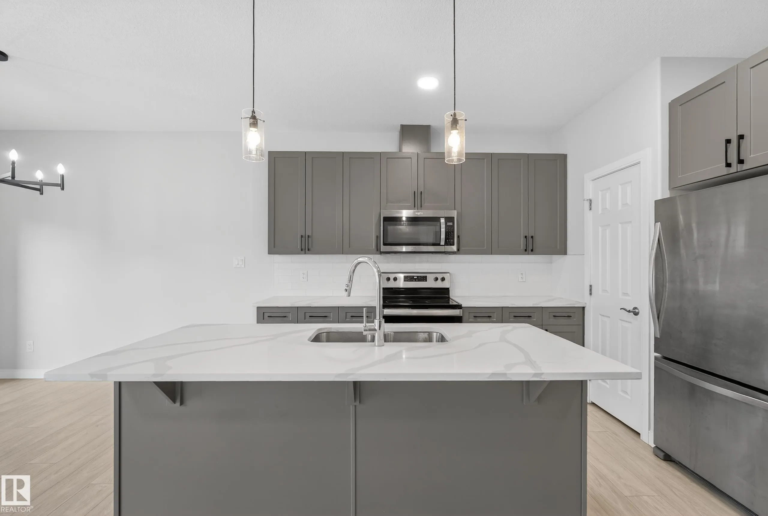84 MEADOWLAND Crescent