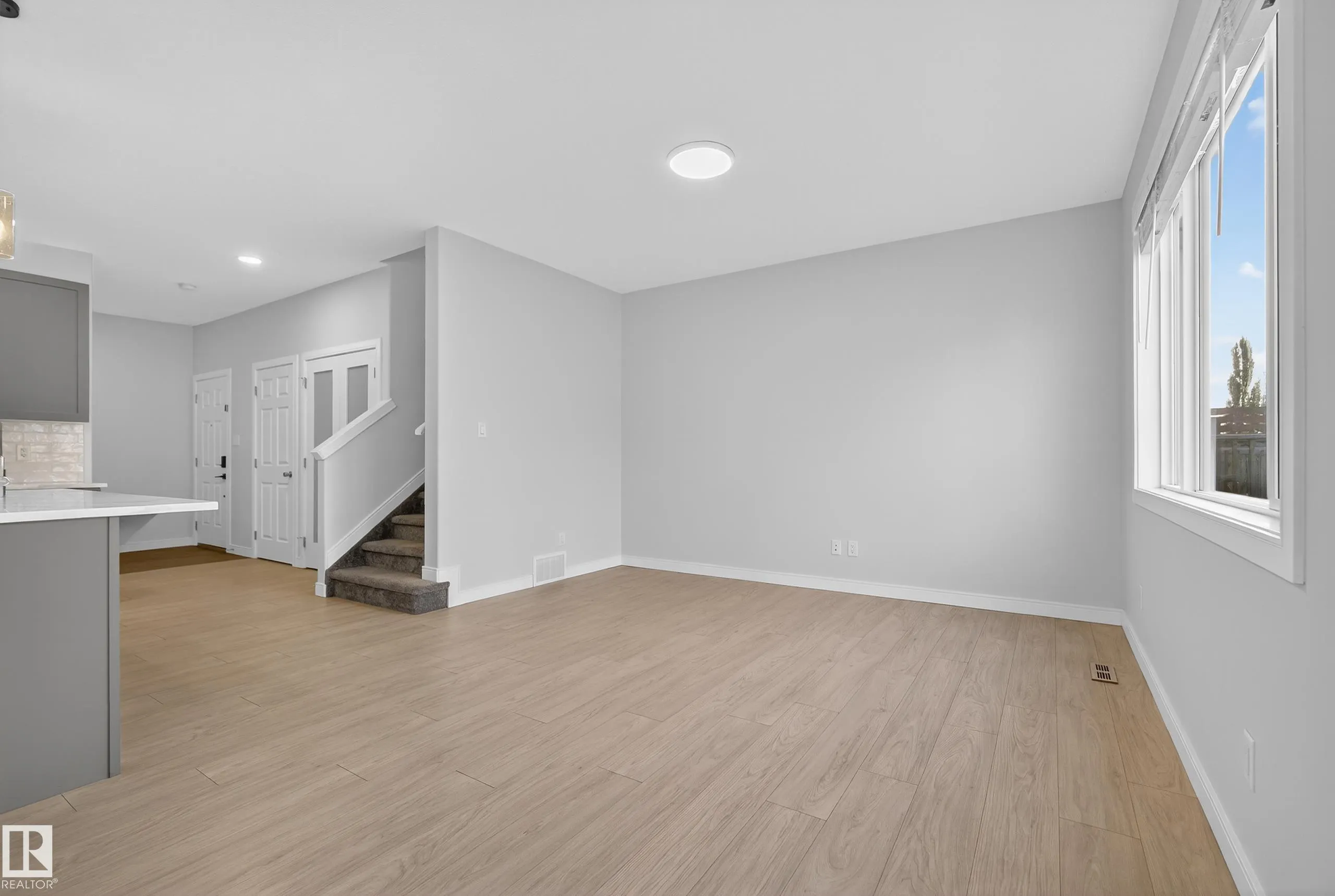 84 MEADOWLAND Crescent