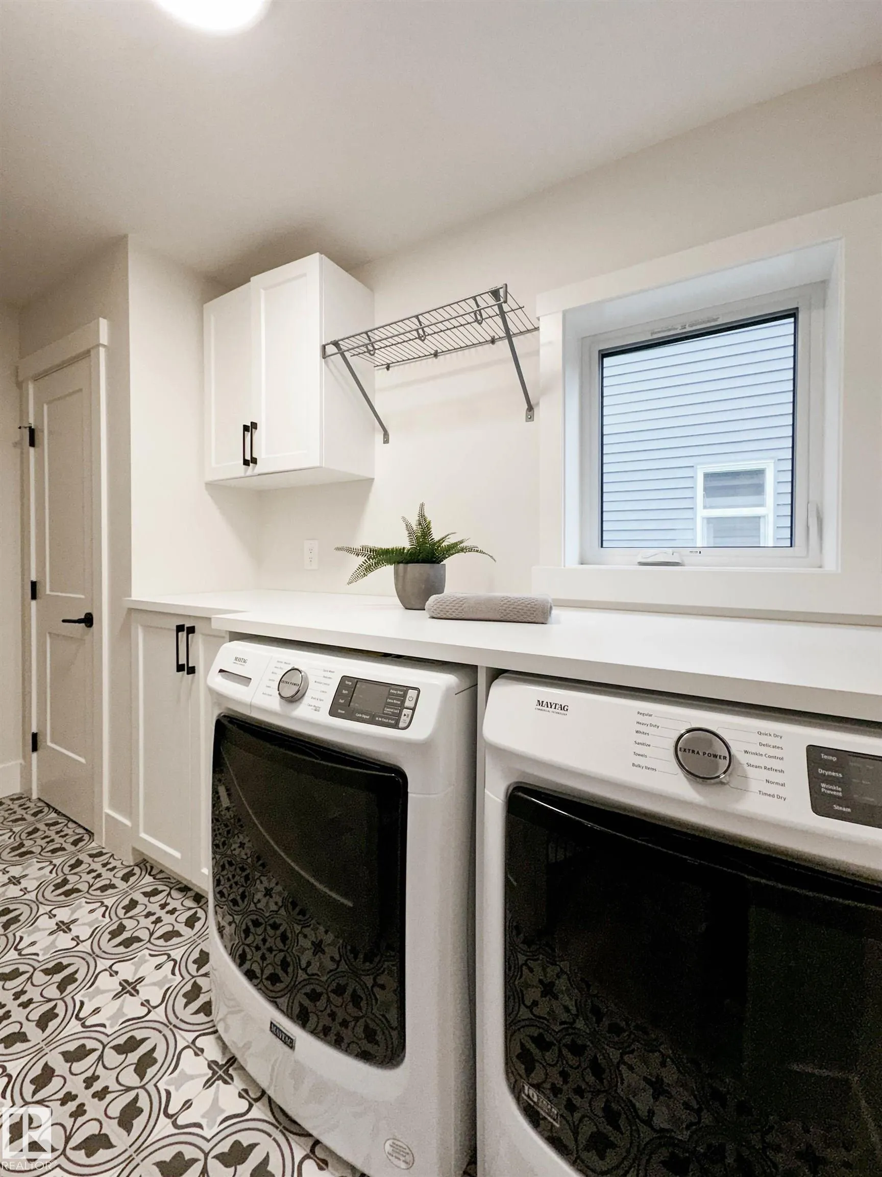 18 JENNIFER Crescent