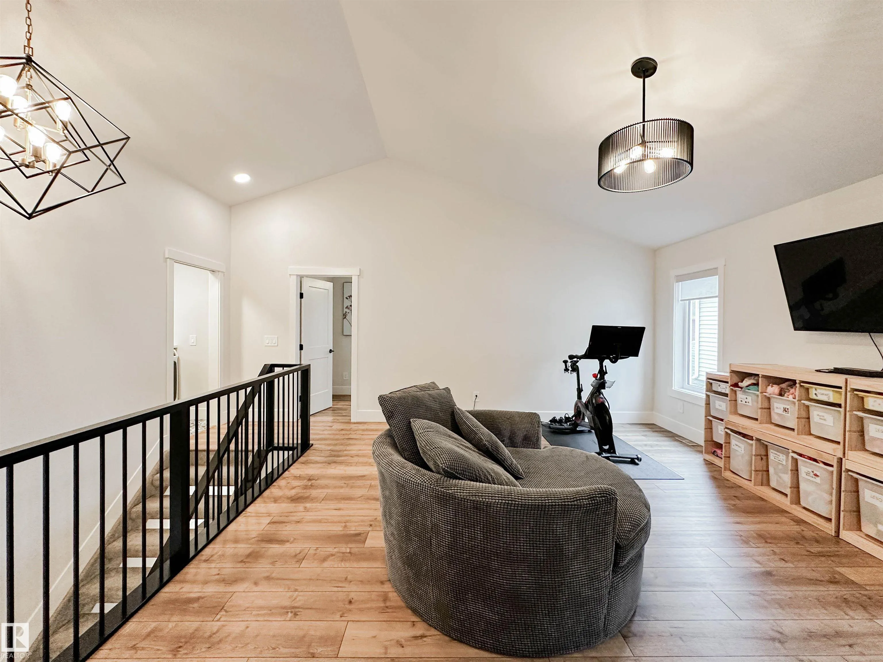 18 JENNIFER Crescent