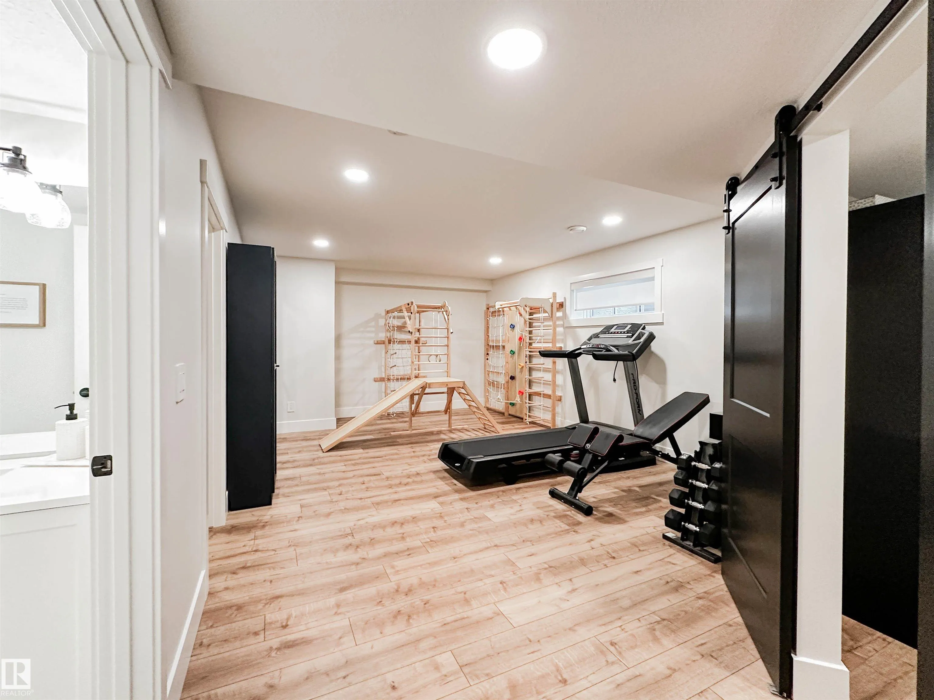 18 JENNIFER Crescent