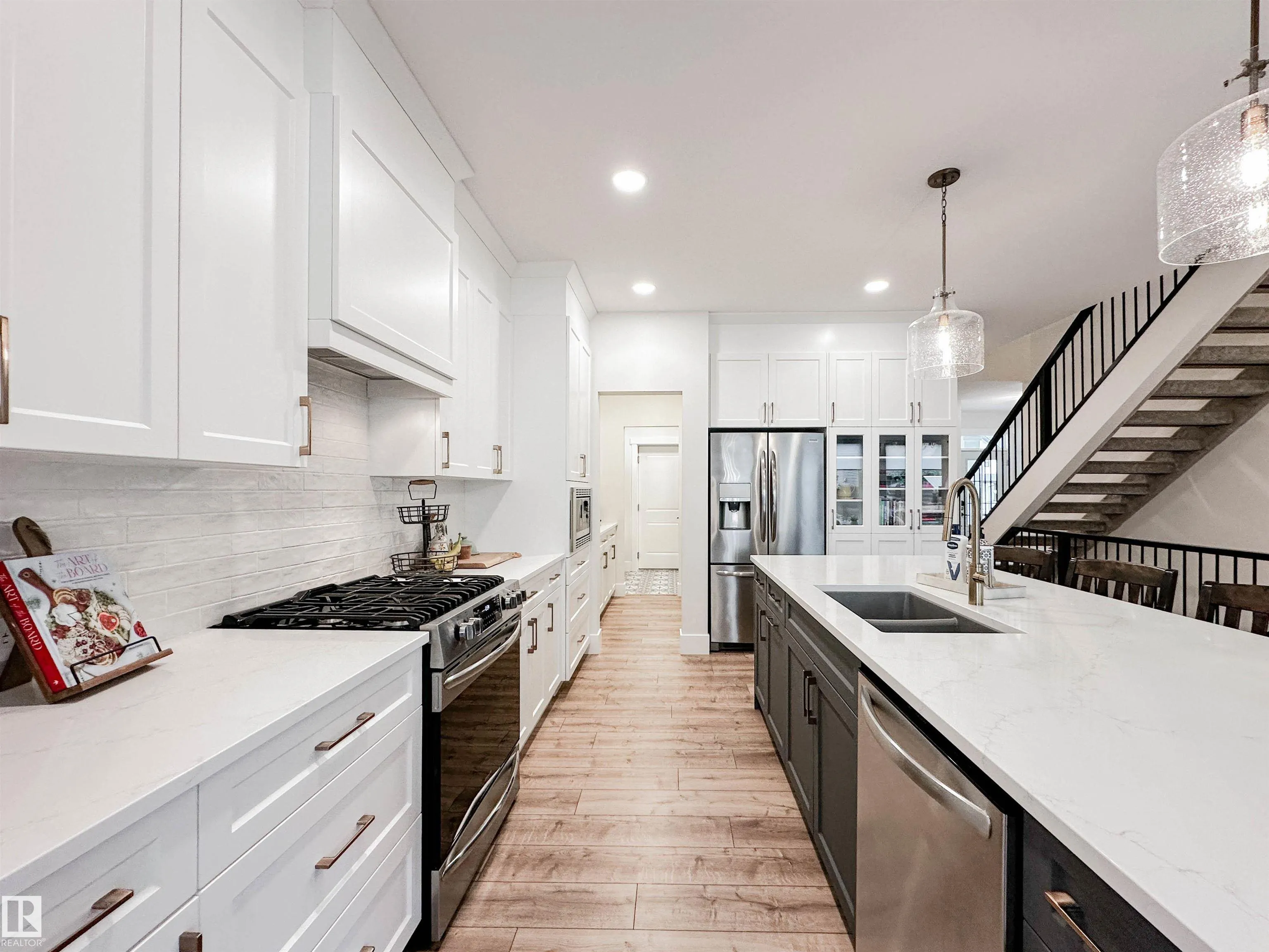 18 JENNIFER Crescent