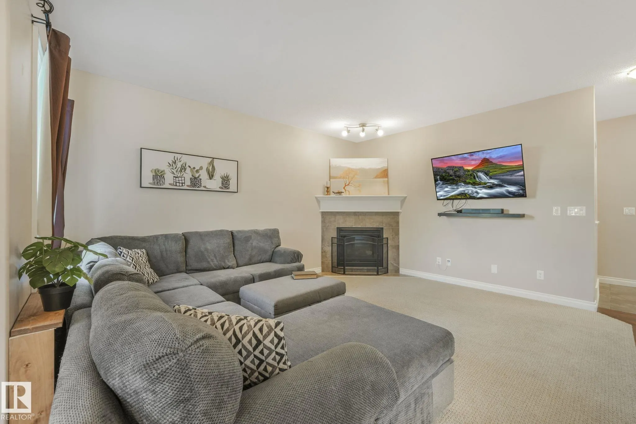 209 SILVERSTONE Crescent