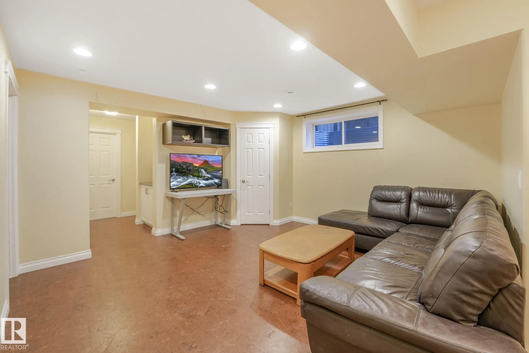 209 SILVERSTONE Crescent