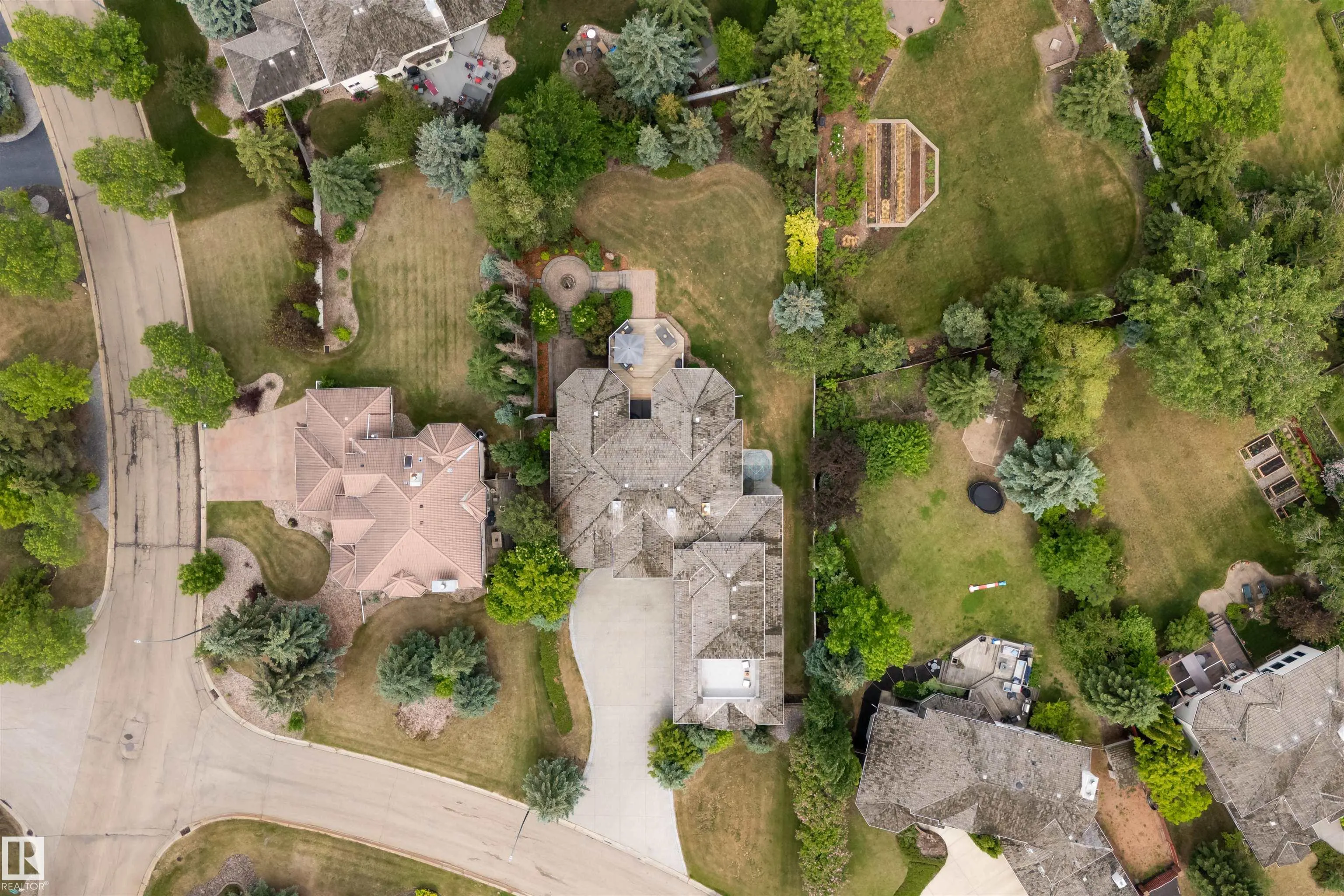 525 ESTATE DRIVE