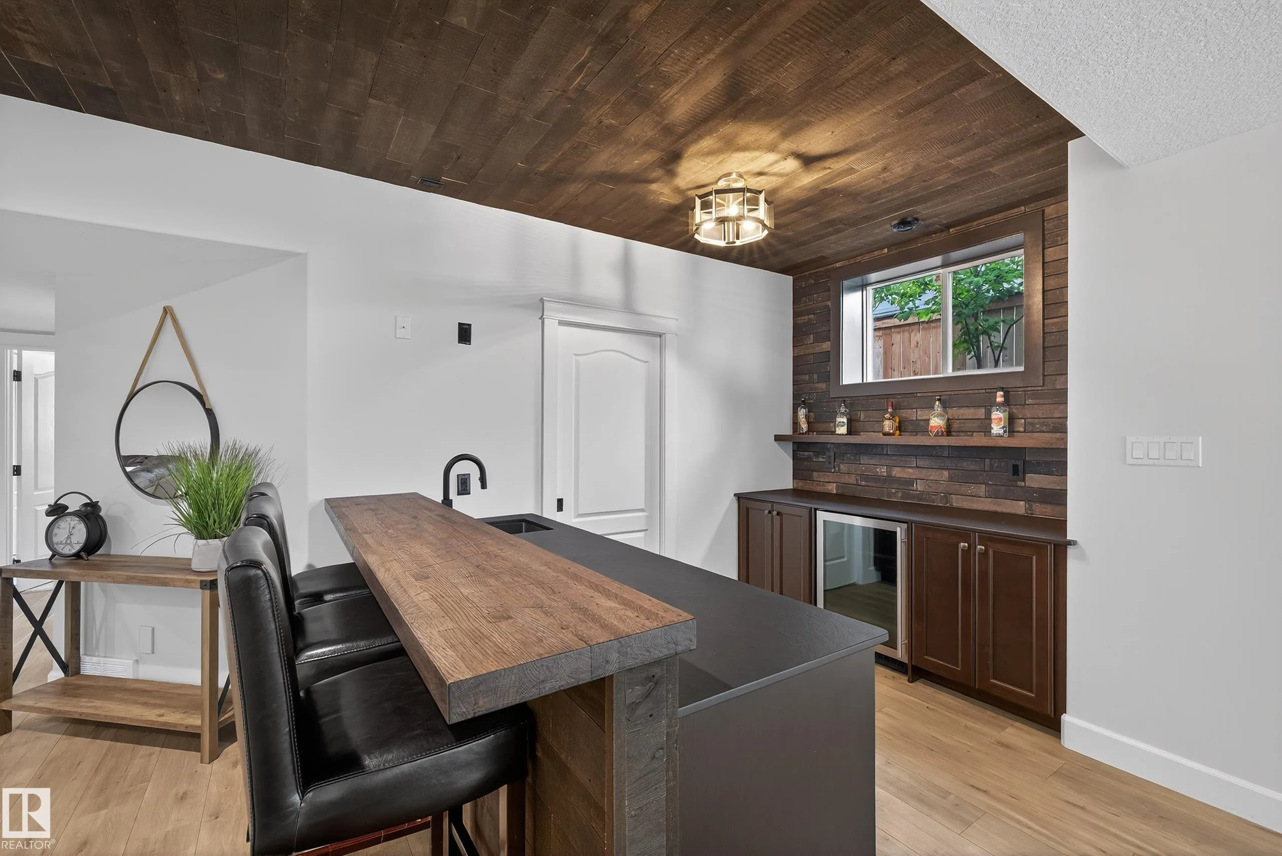 525 ESTATE DRIVE