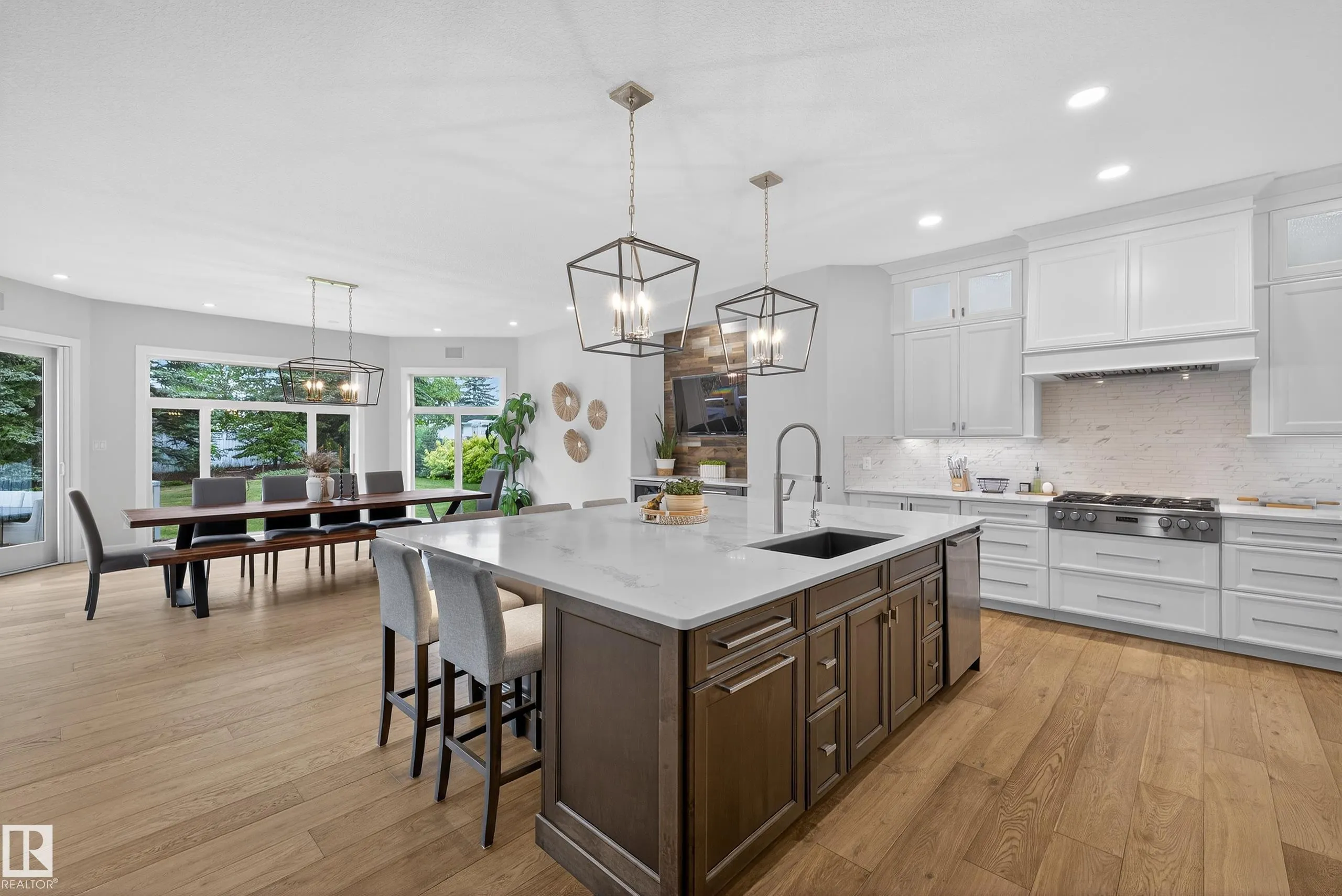 525 ESTATE DRIVE