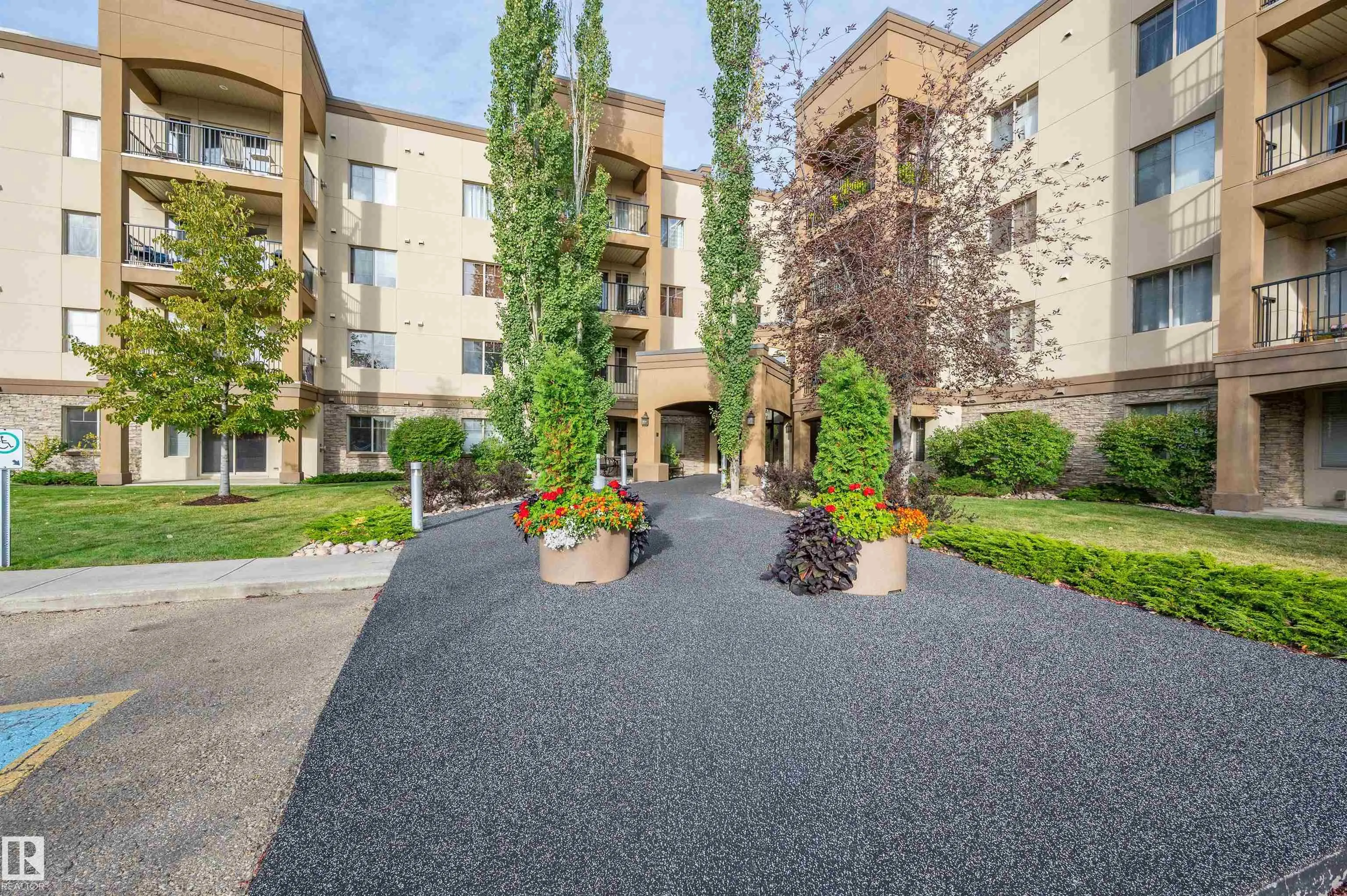 400 Palisades Way