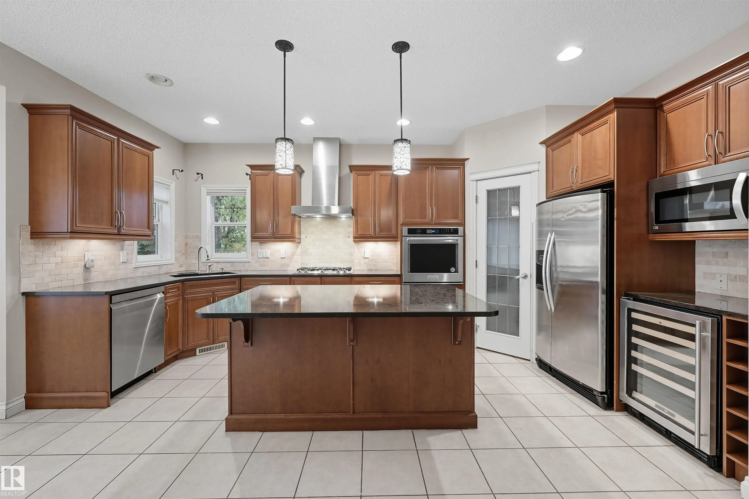 976 HOLLINGSWORTH Bend