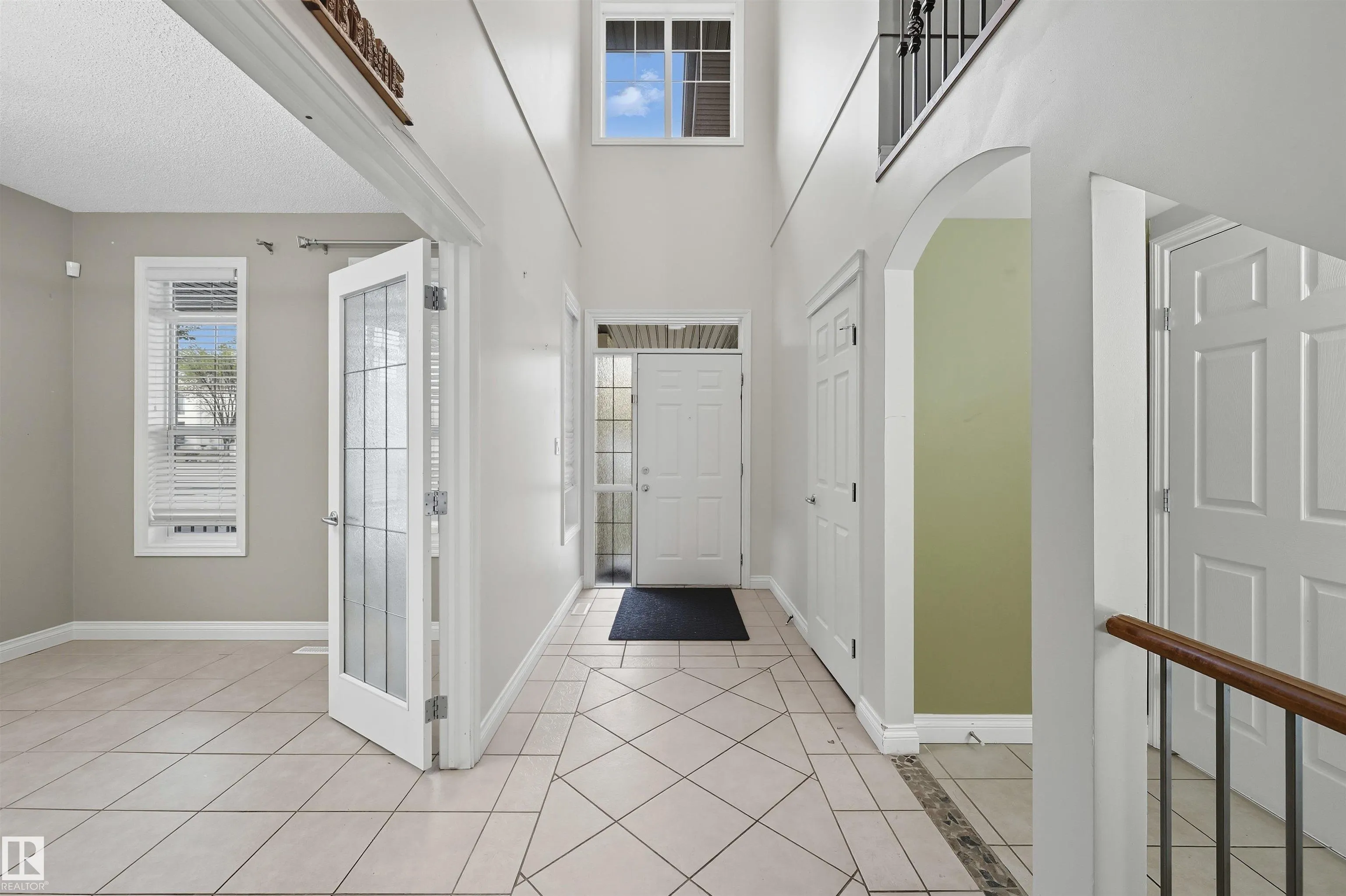 976 HOLLINGSWORTH Bend