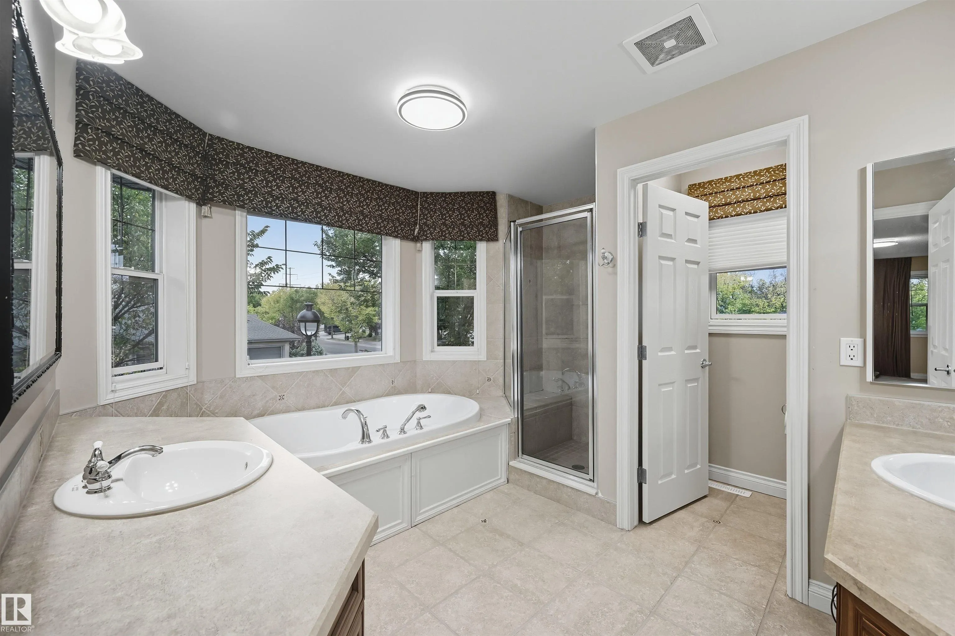 976 HOLLINGSWORTH Bend