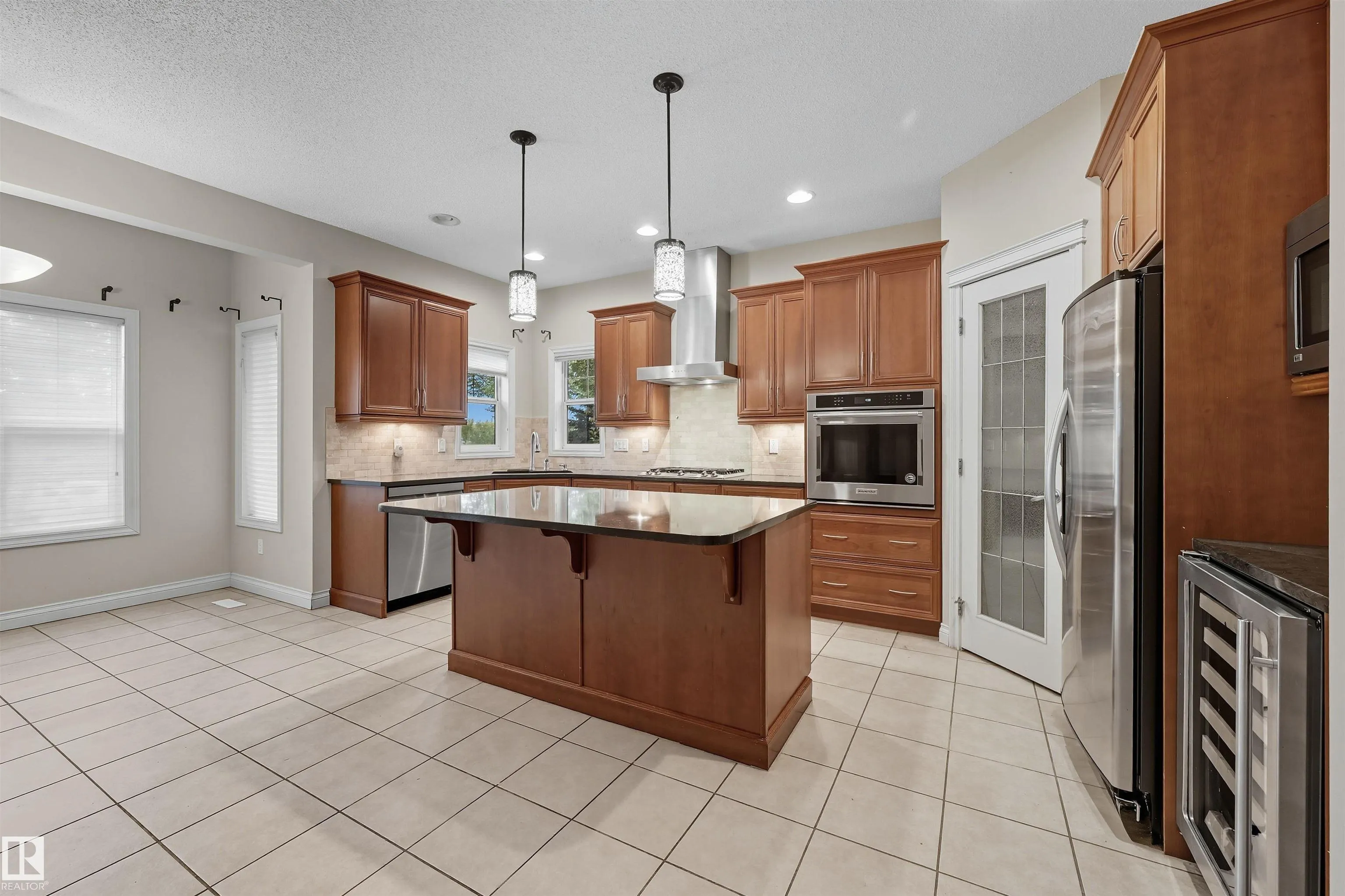 976 HOLLINGSWORTH Bend