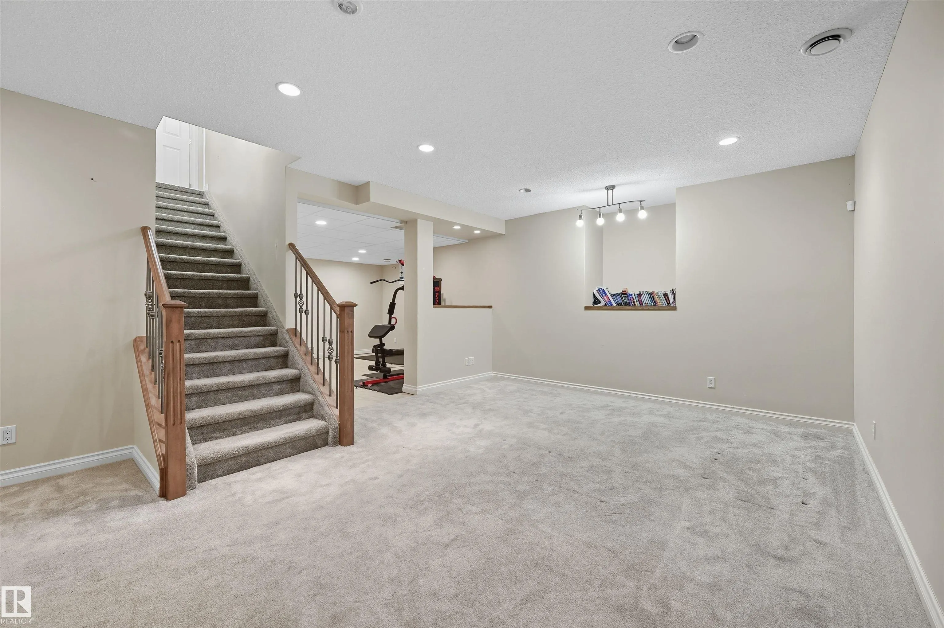 976 HOLLINGSWORTH Bend
