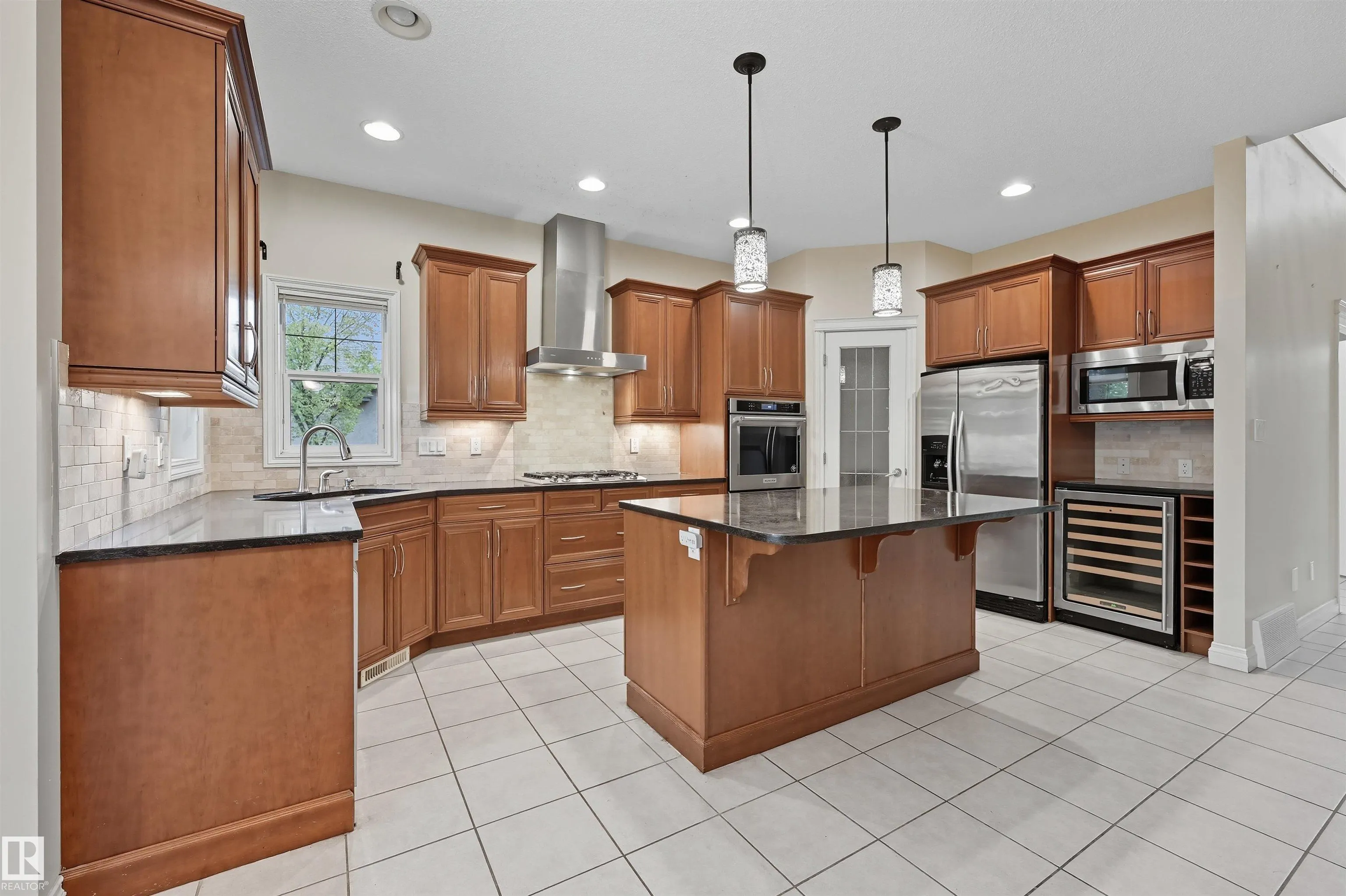 976 HOLLINGSWORTH Bend
